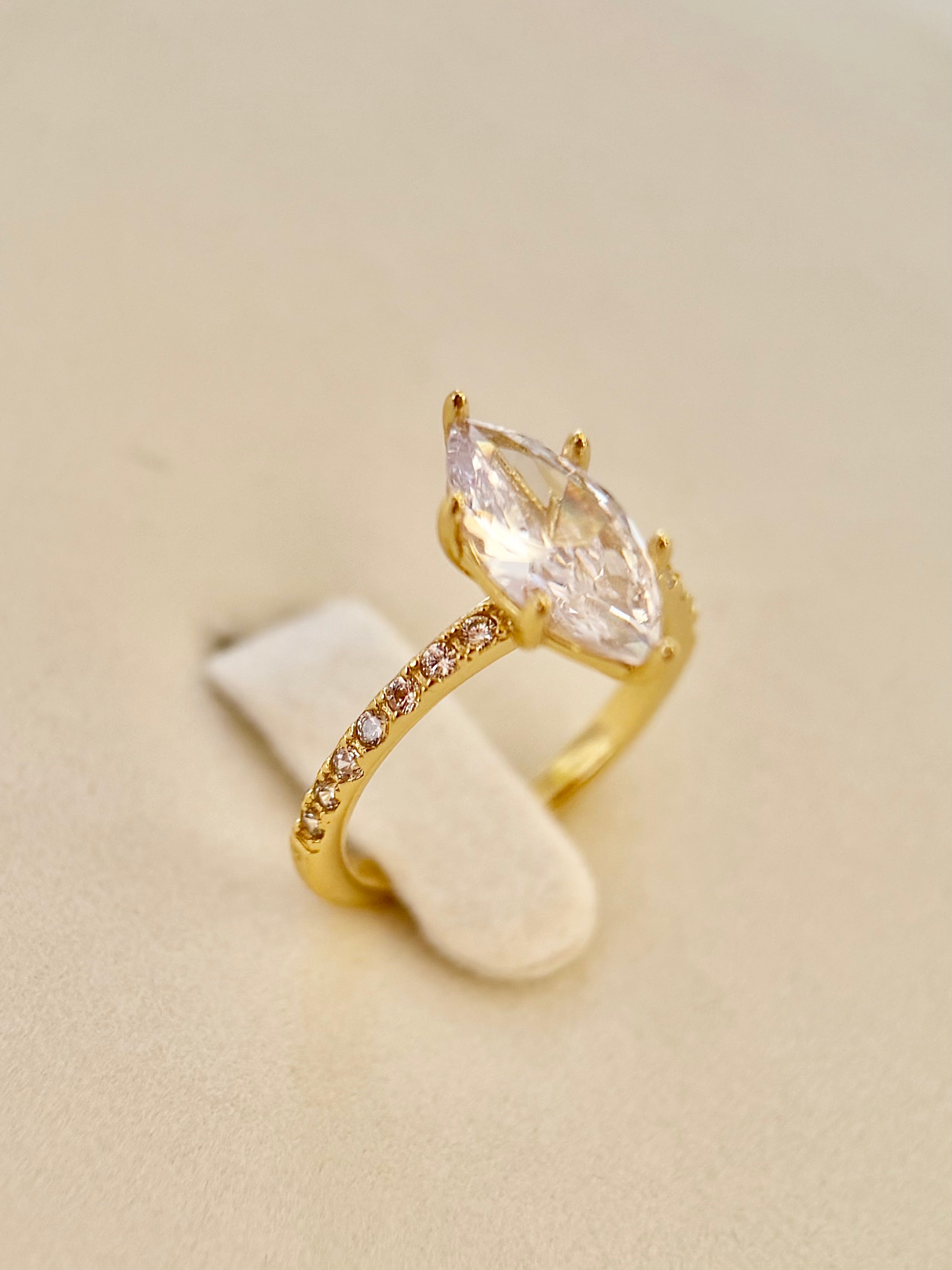 Anillo compromiso corte Marquesa con Baño de Oro