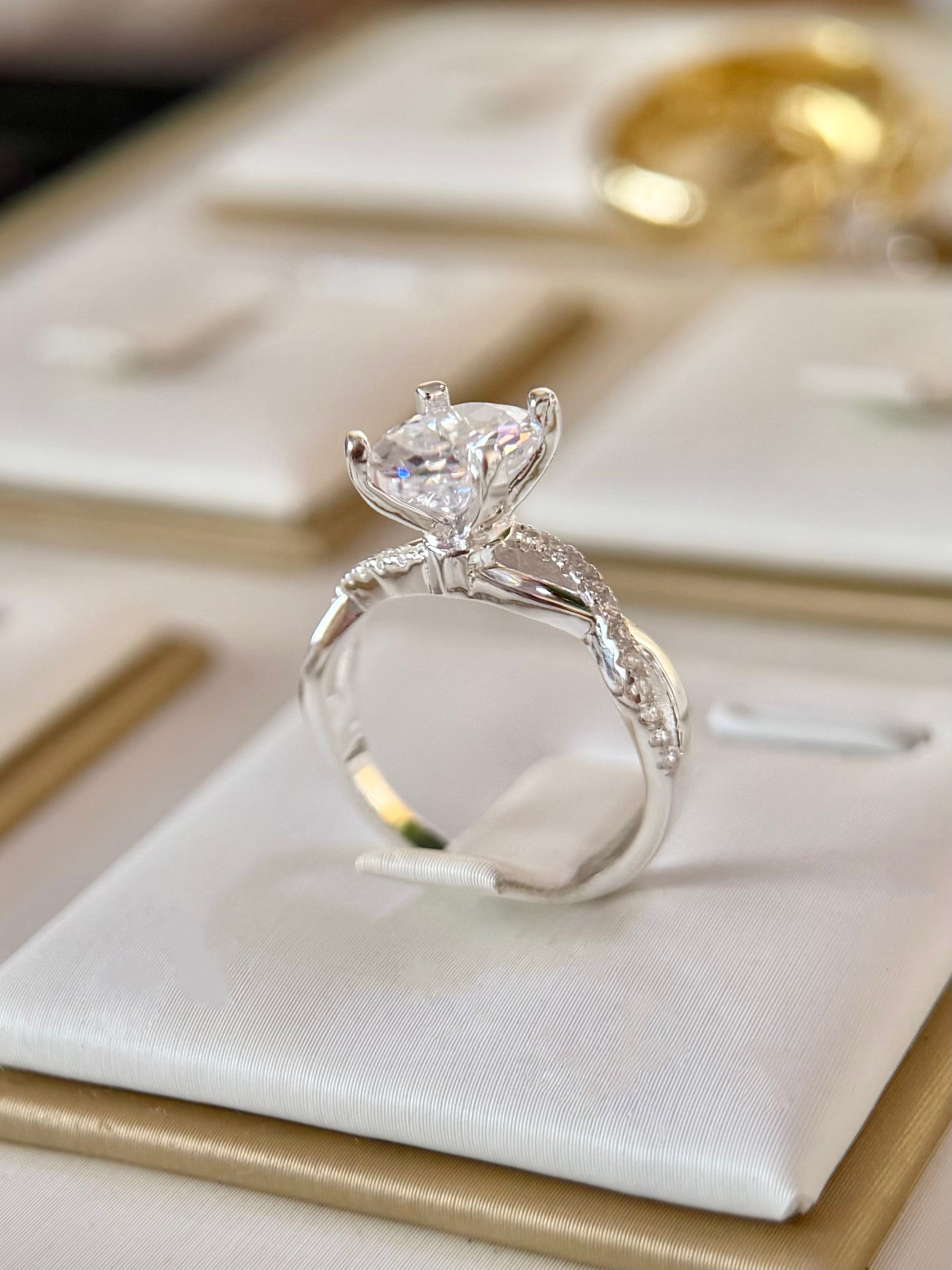 Anillo compromiso Corte Ovalado