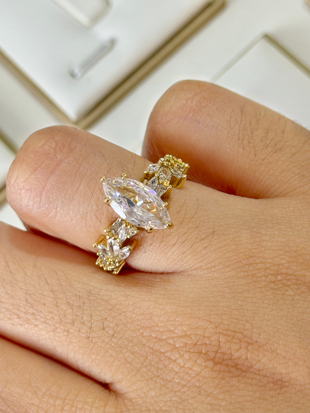 Anillo compromiso Corte Marquesa con baño de Oro