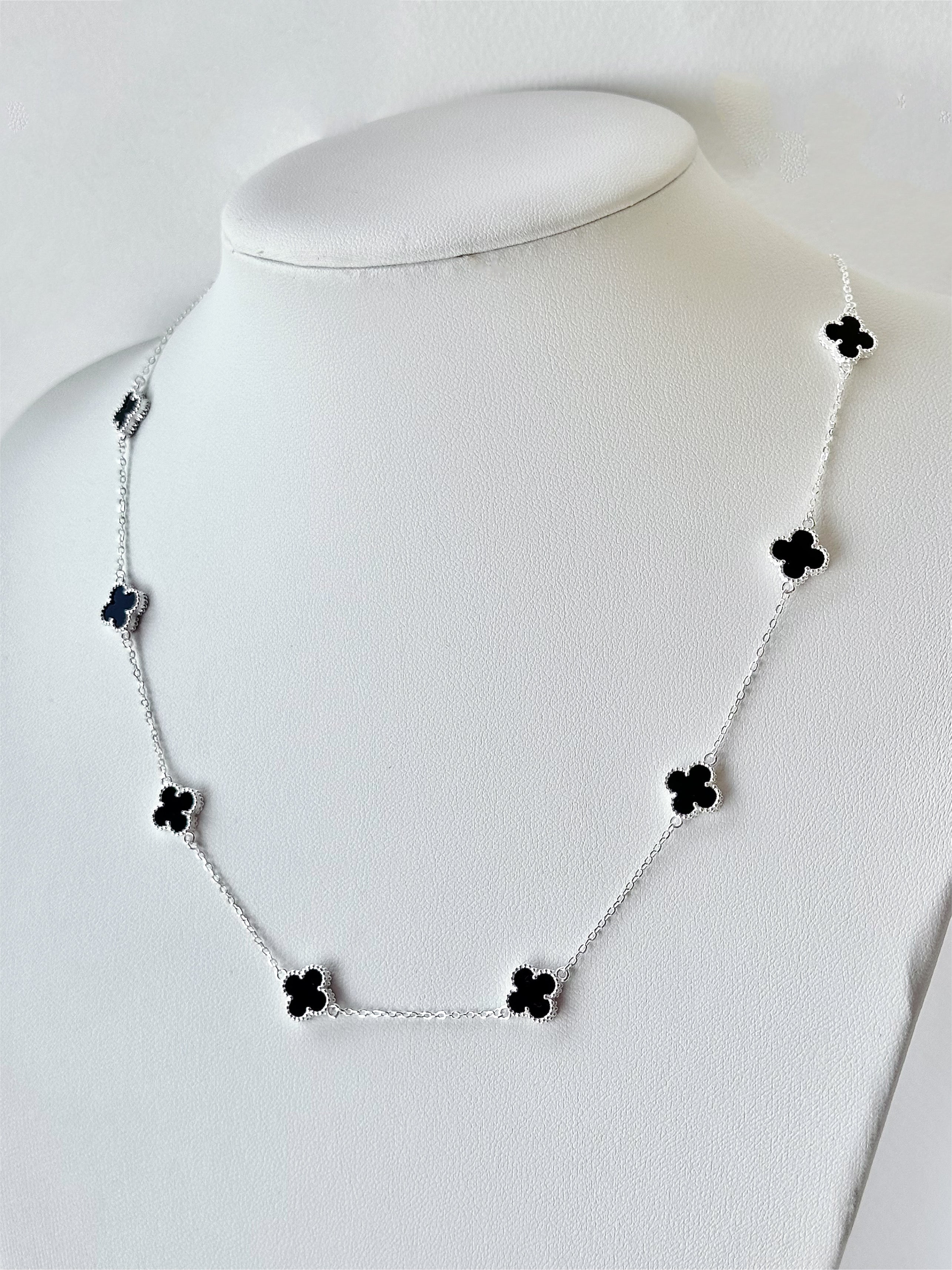 Collar 10 Mini Treboles Negro
