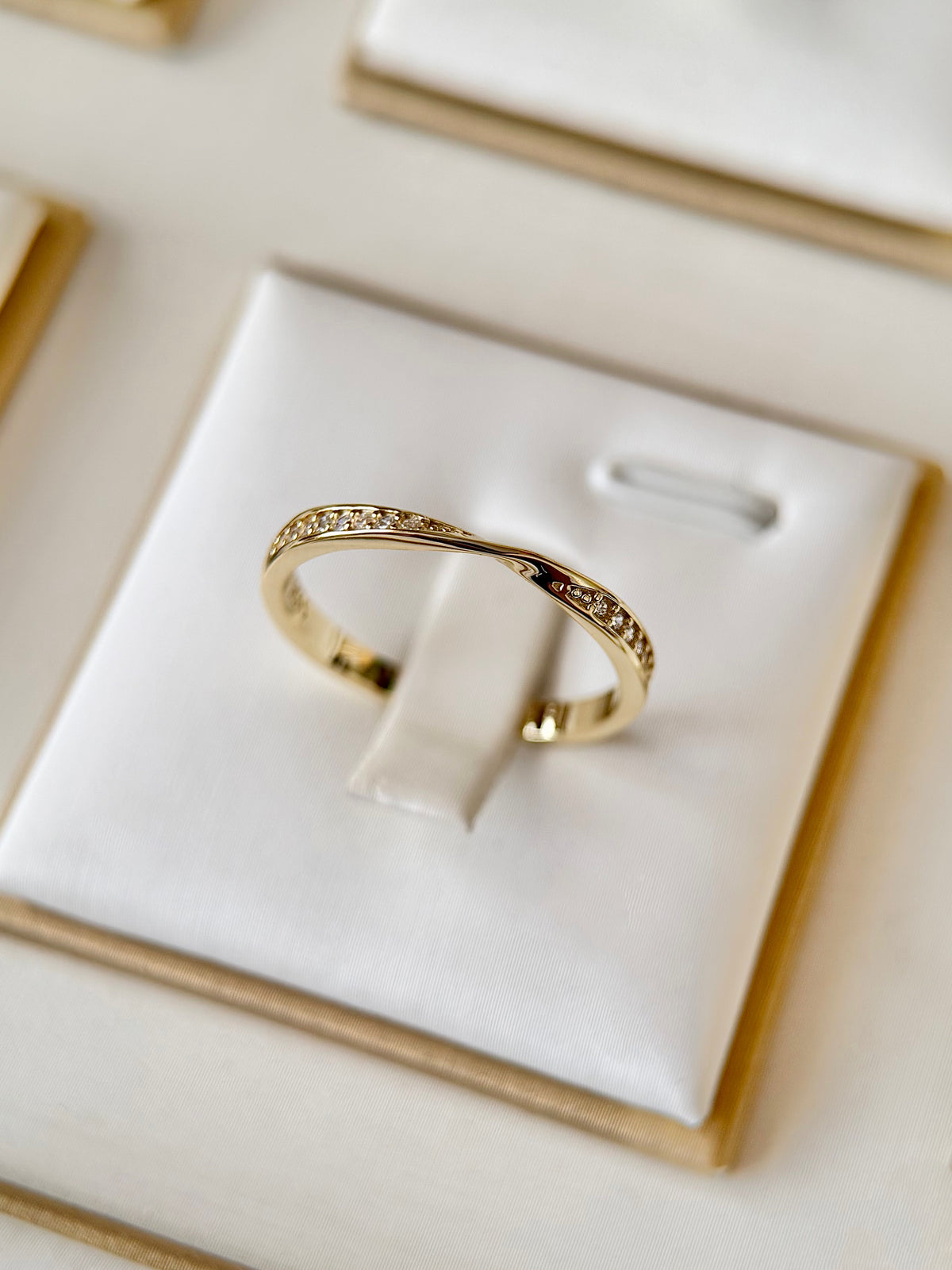 Anillo Alianza con piedras Dorad