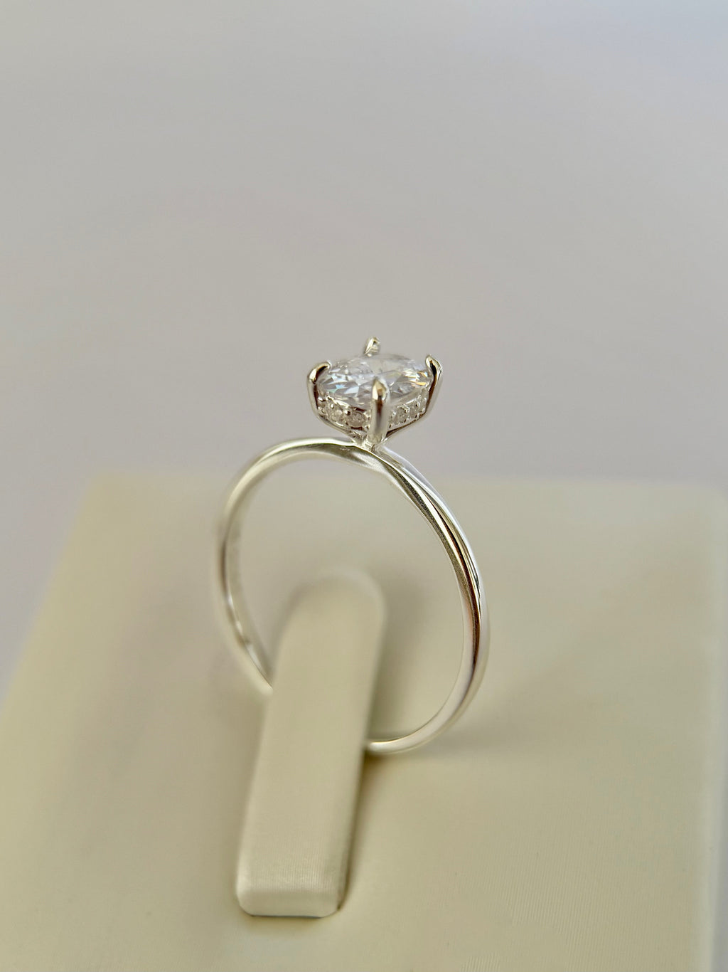 Anillo Compromiso Corte Ovalado Pequeño