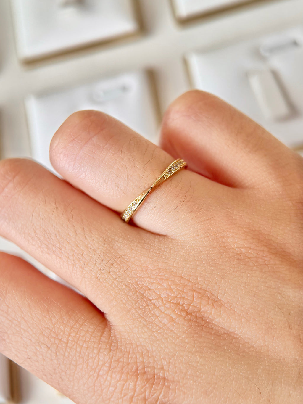 Anillo Alianza con piedras Dorad