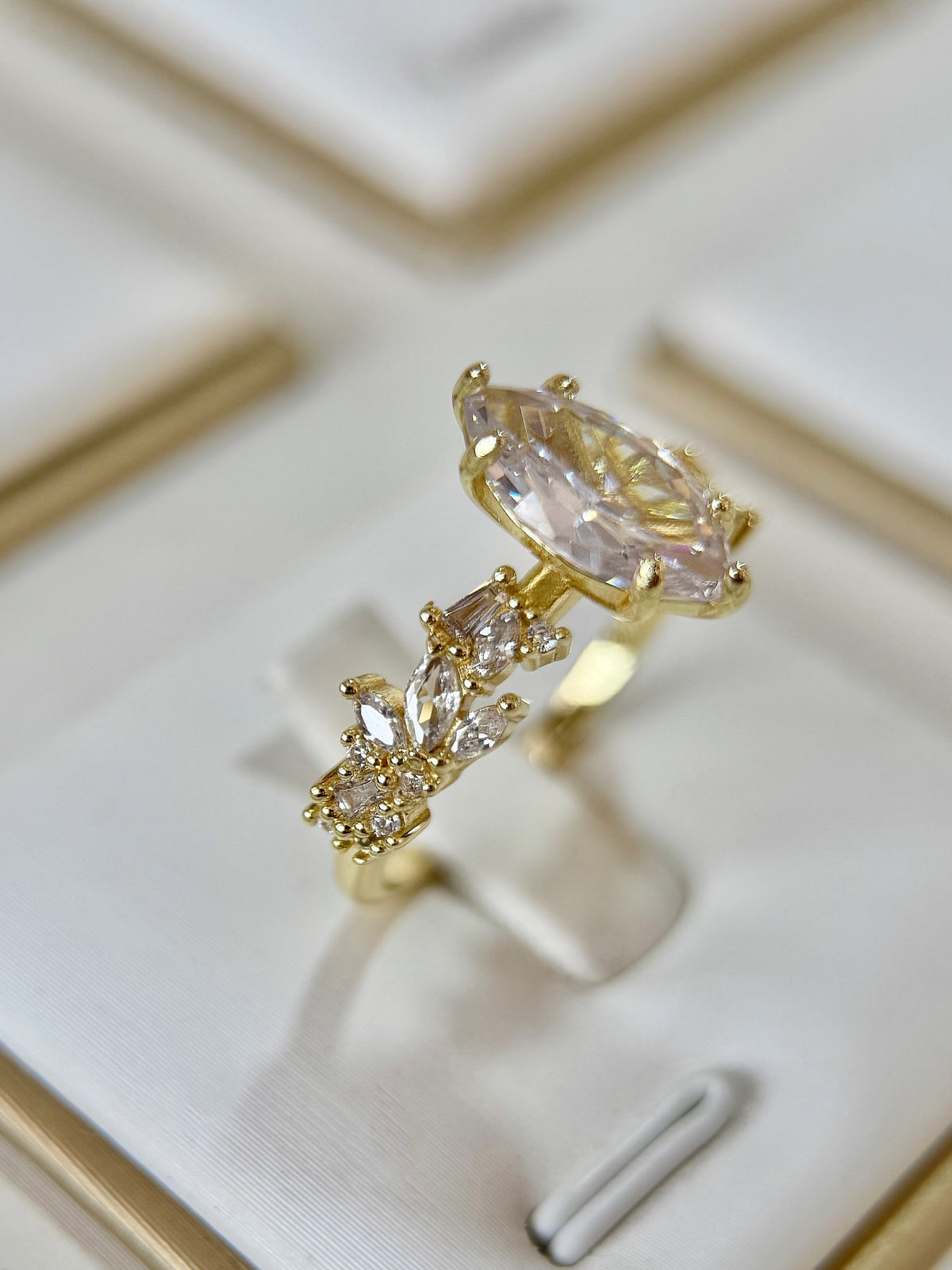 Anillo compromiso Corte Marquesa con baño de Oro