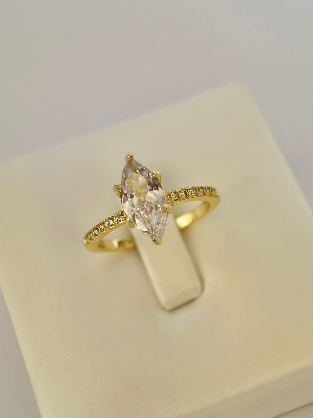 Anillo compromiso corte Marquesa con Baño de Oro