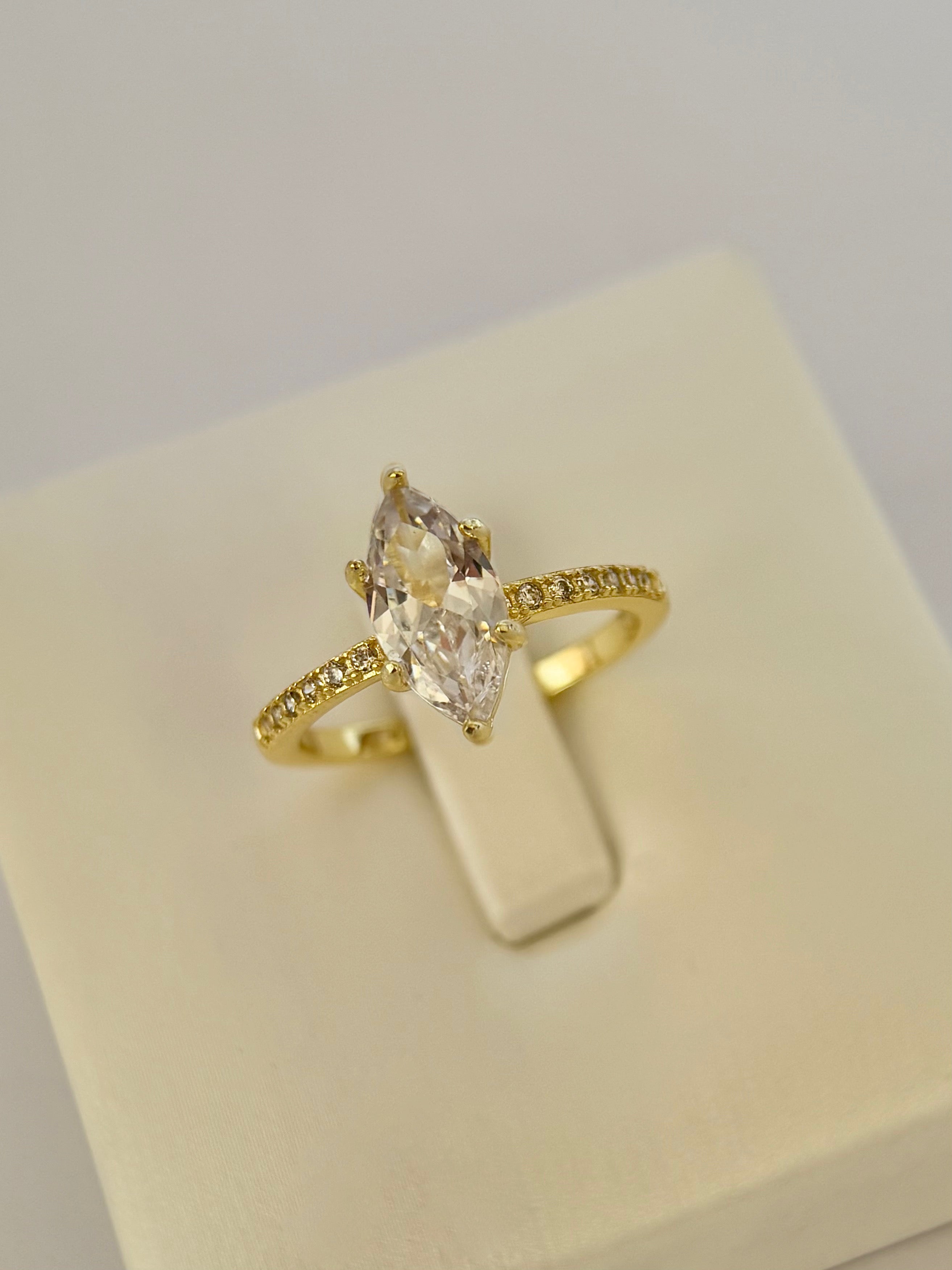 Anillo compromiso corte Marquesa con Baño de Oro