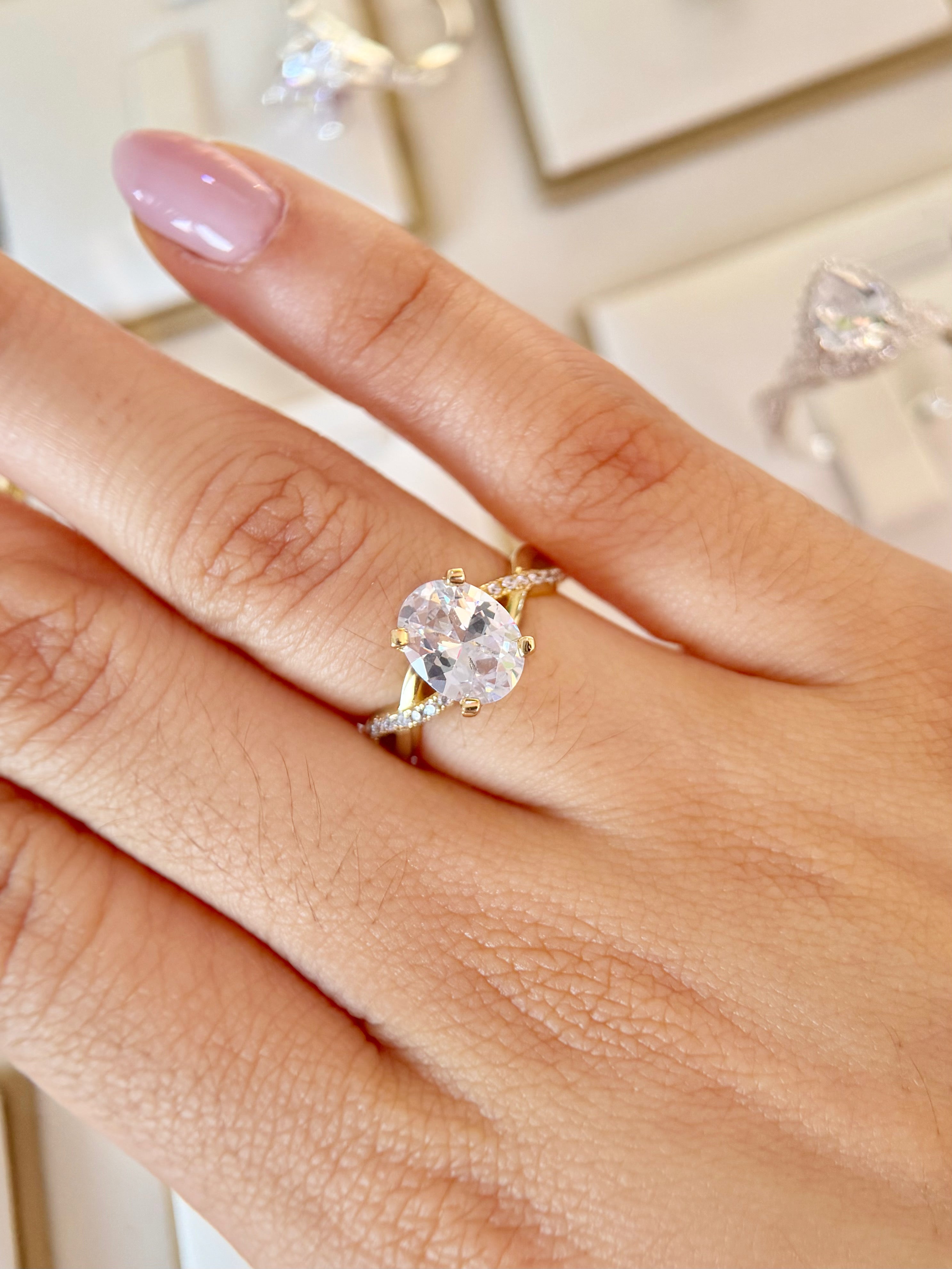 Anillo Compromiso Corte Ovalado Dorado