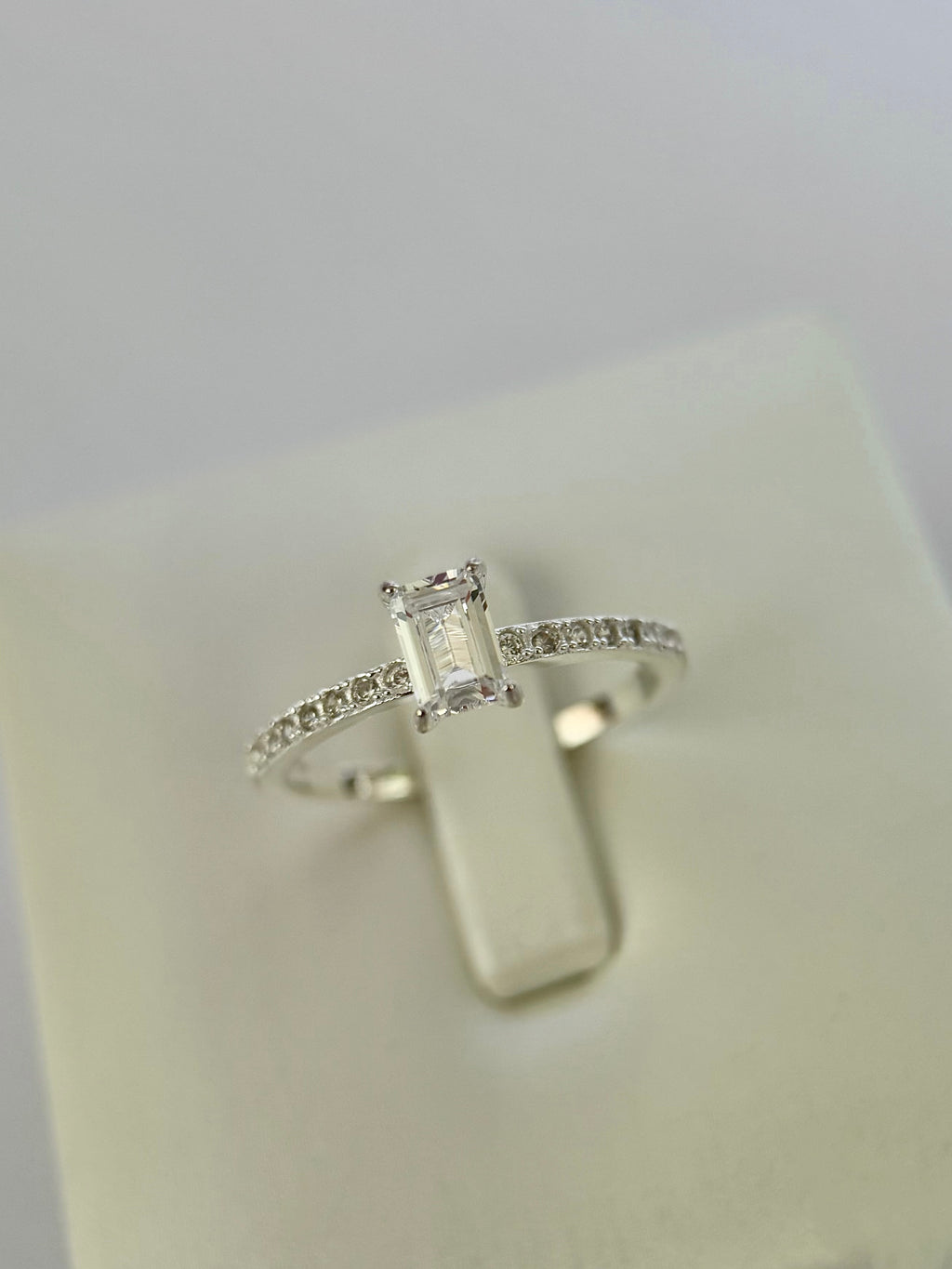 Anillo Compromiso Corte Cuadrado, piedra pequeña