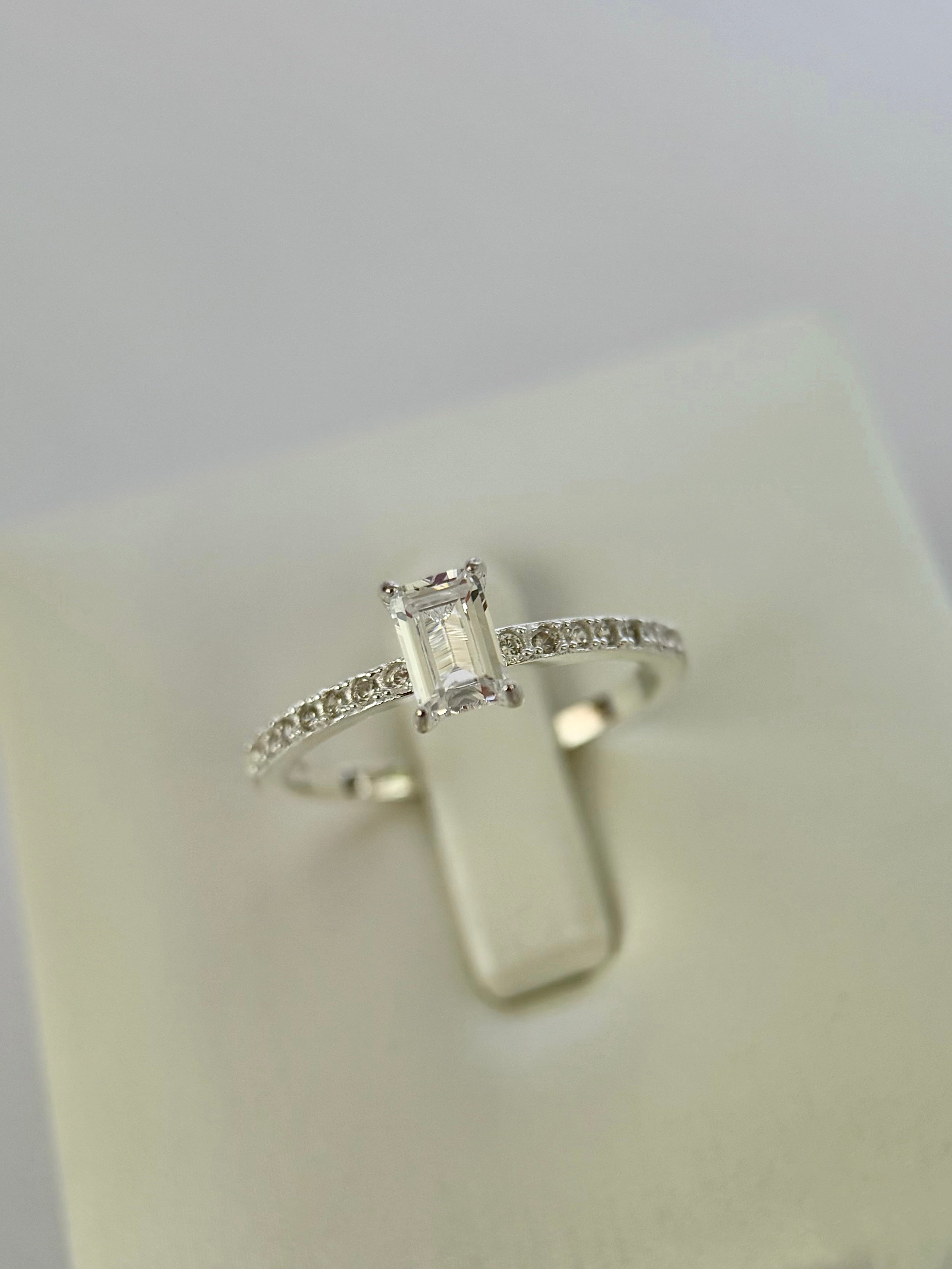 Anillo Compromiso Corte Cuadrado, piedra pequeña