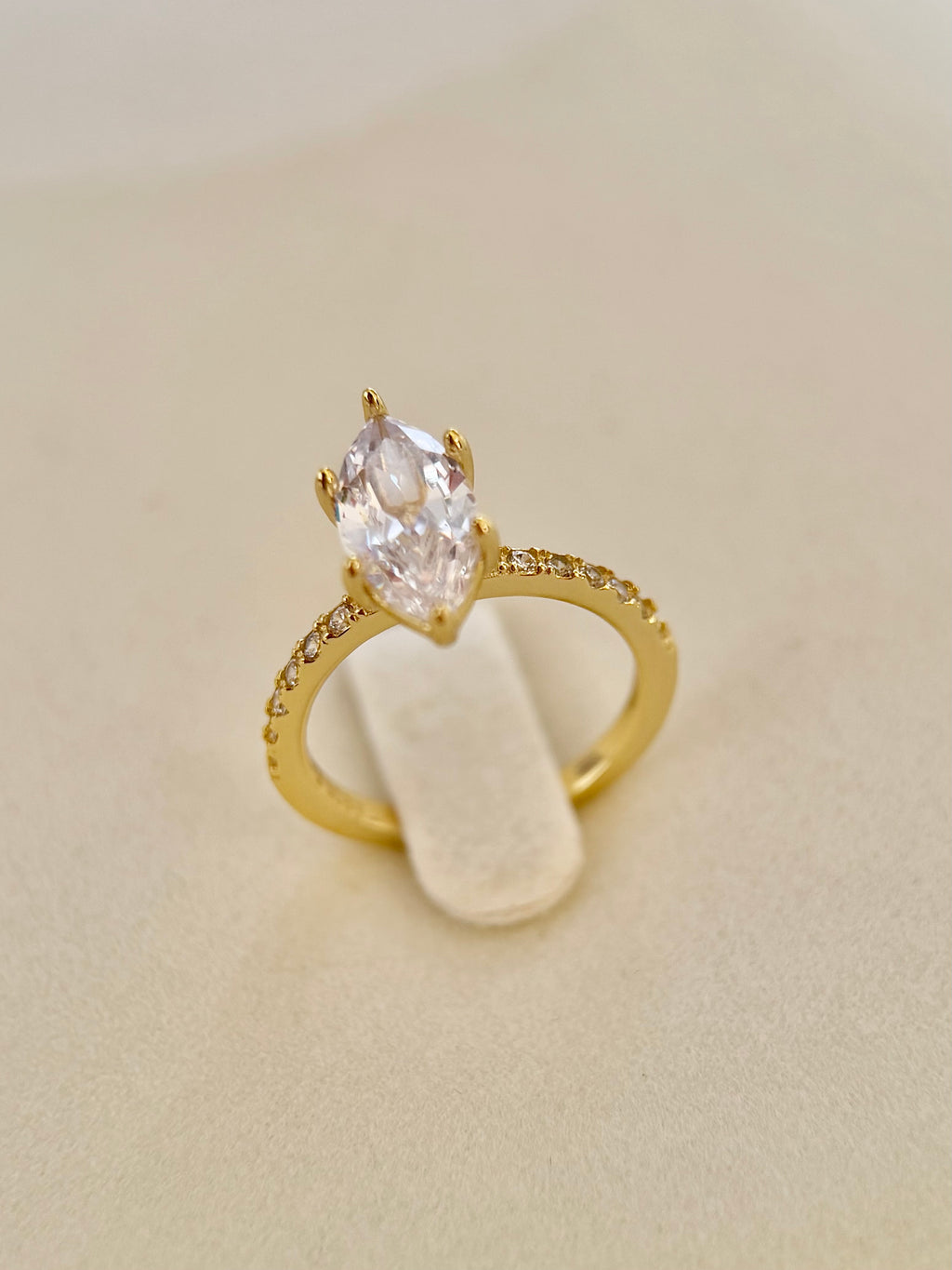 Anillo compromiso corte Marquesa con Baño de Oro