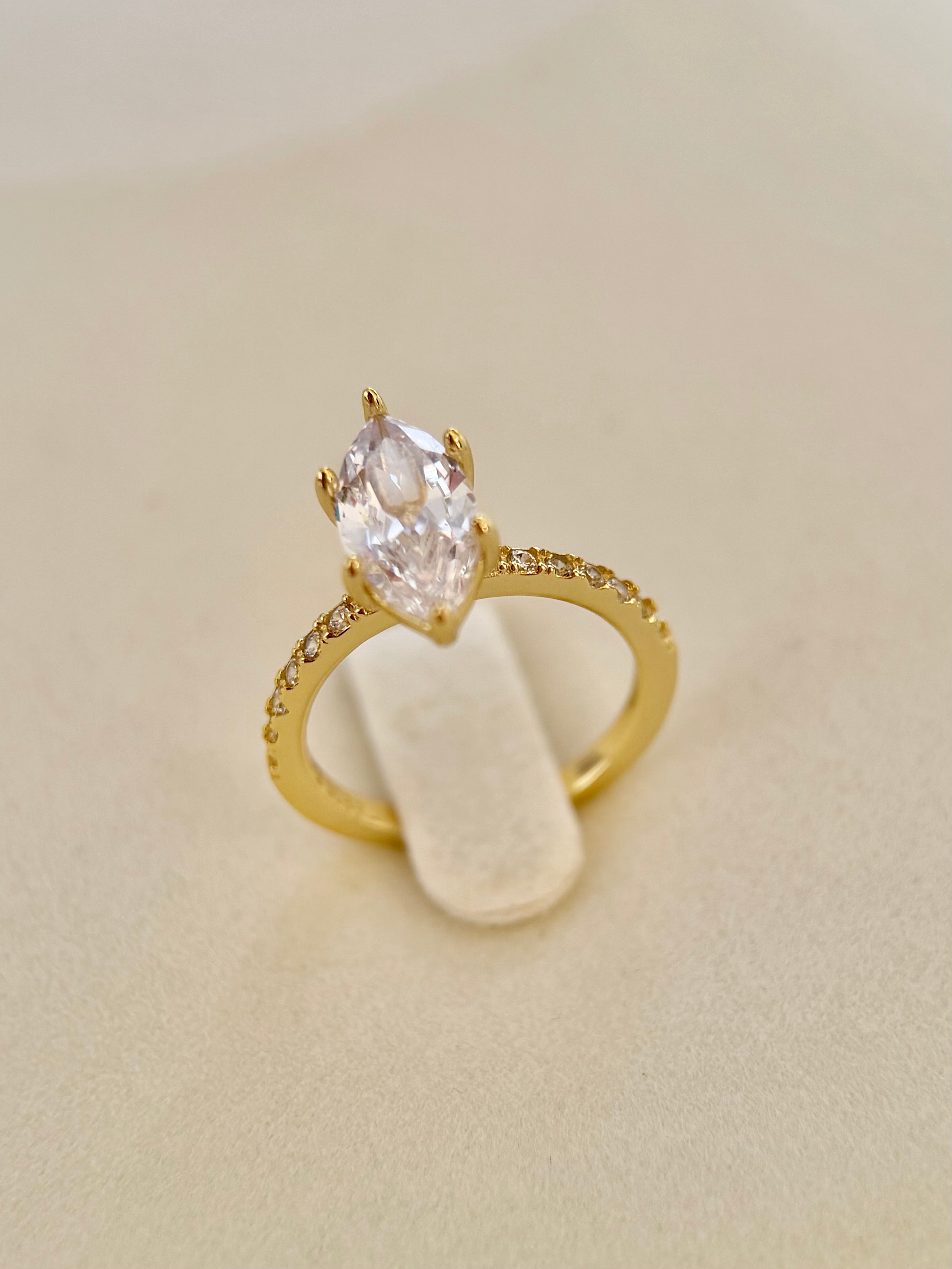 Anillo compromiso corte Marquesa con Baño de Oro
