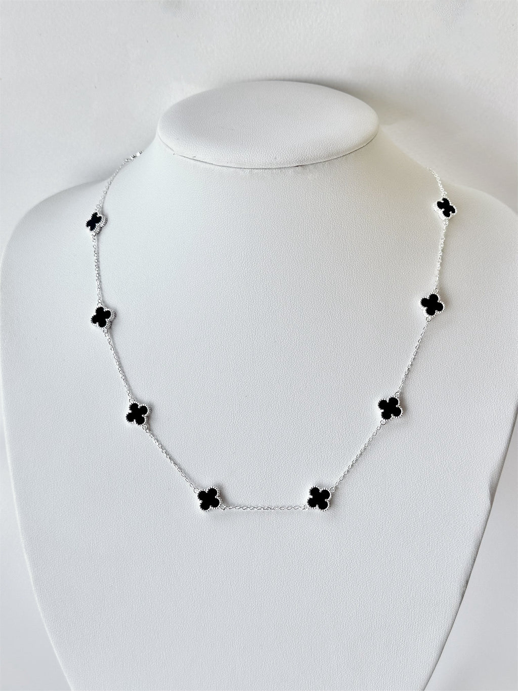 Collar 10 Mini Treboles Negro