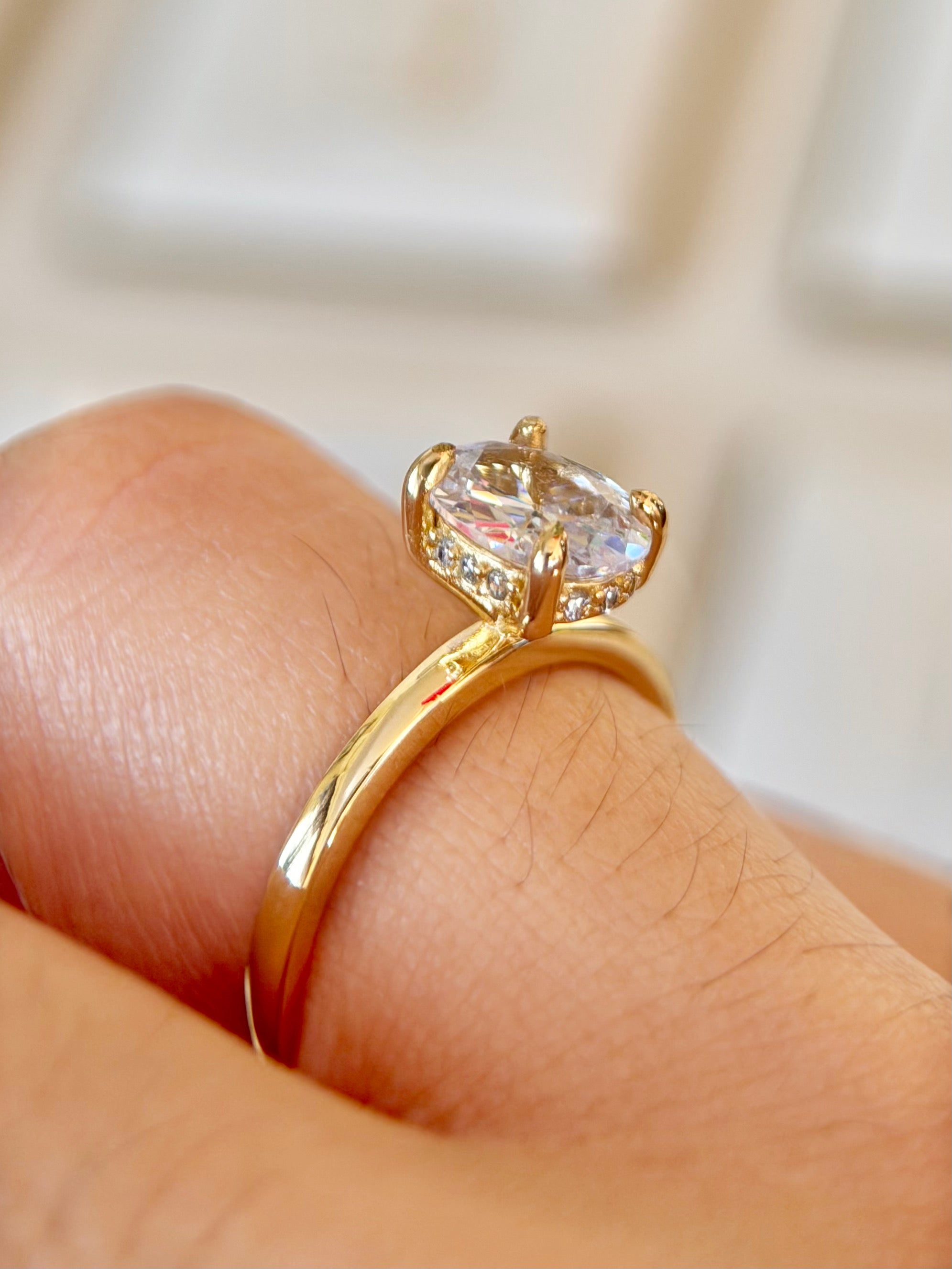 Anillo Compromiso Corte Ovalado Dorado
