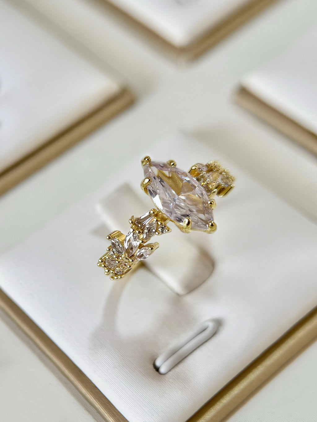 Anillo compromiso Corte Marquesa con baño de Oro