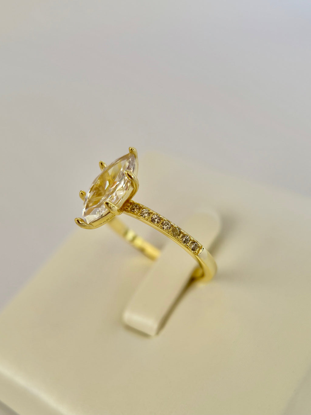 Anillo compromiso corte Marquesa con Baño de Oro