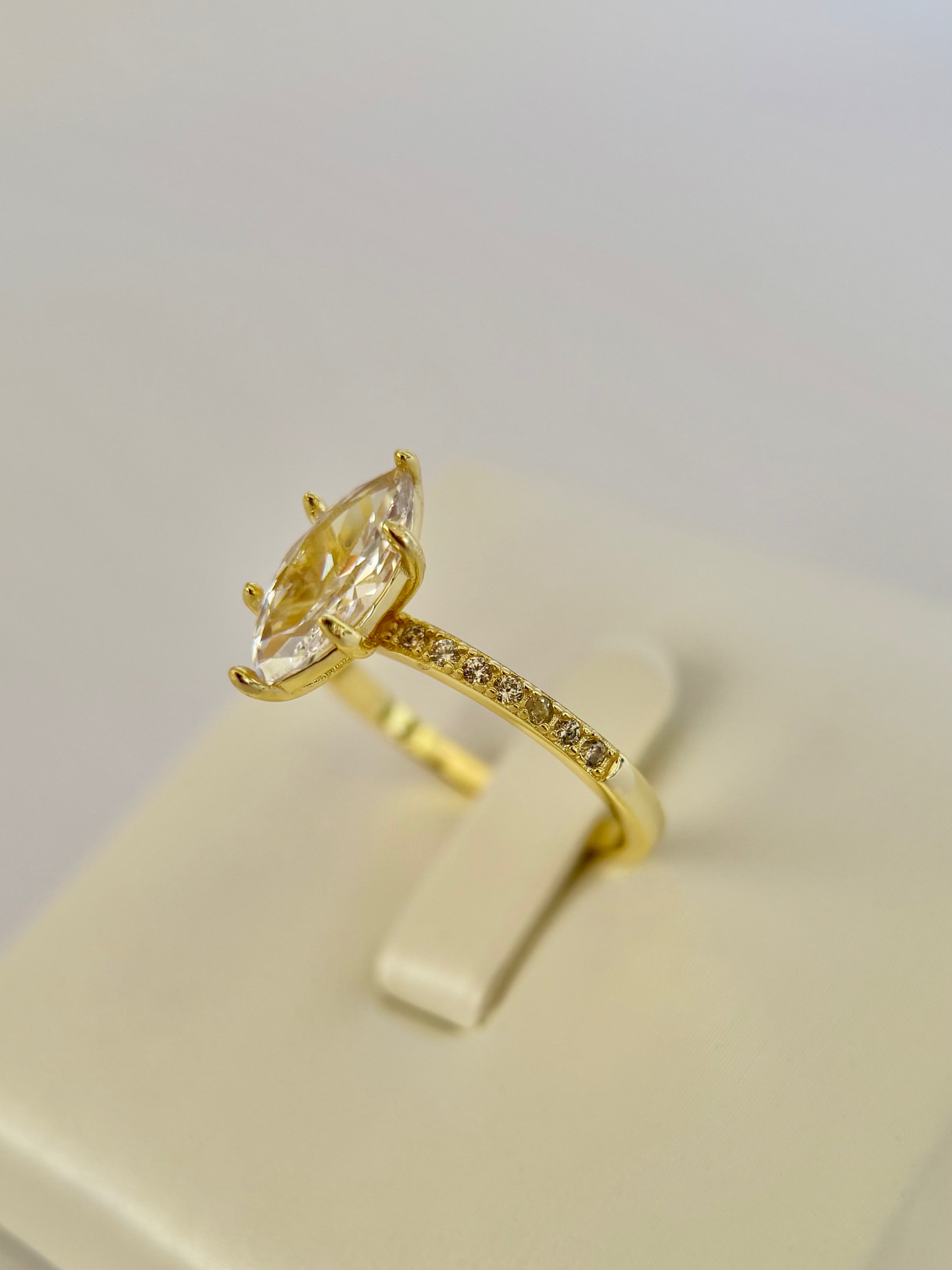 Anillo compromiso corte Marquesa con Baño de Oro