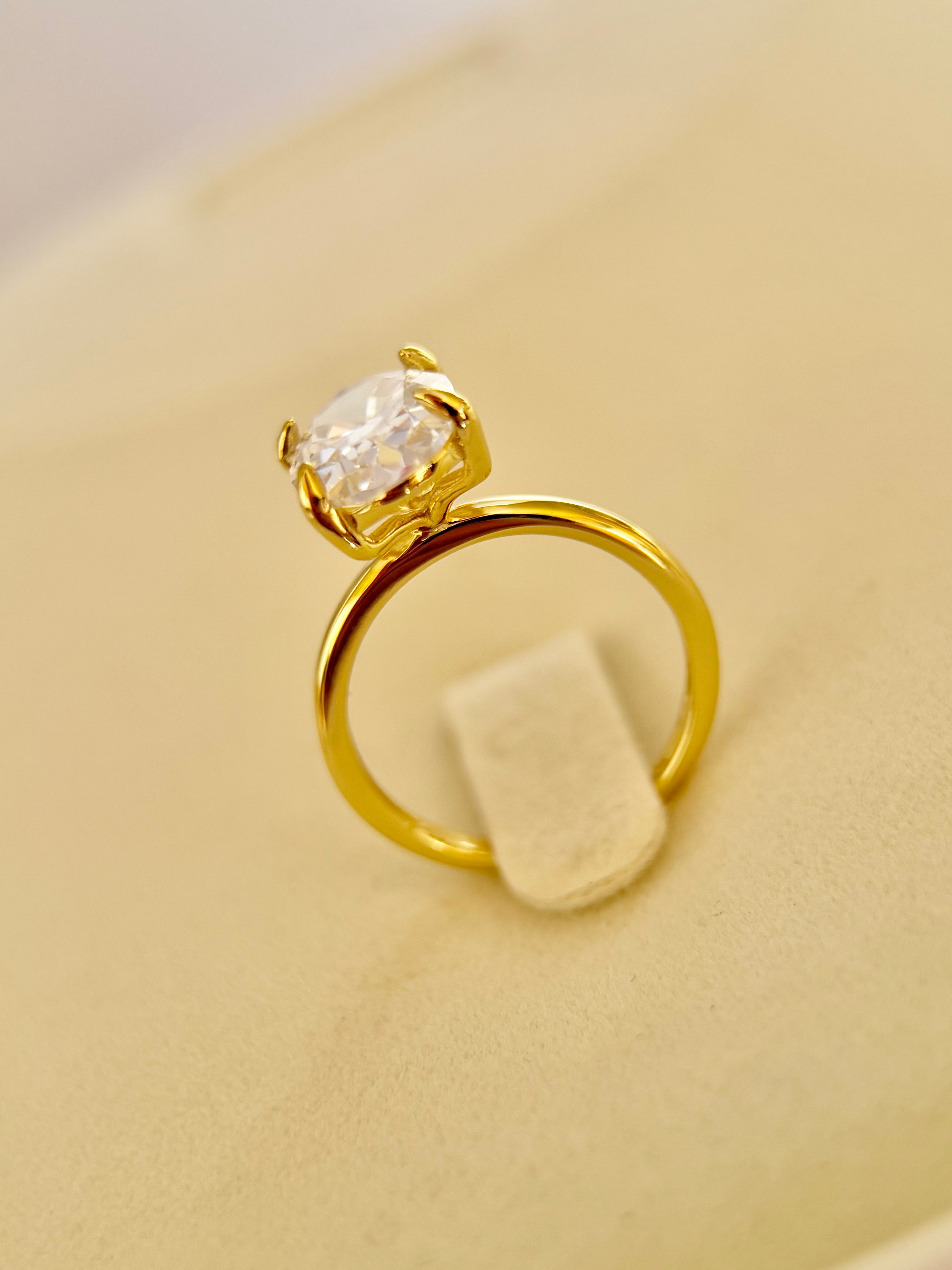 Anillo compromiso Ovalado, Aro Liso, con baño de Oro