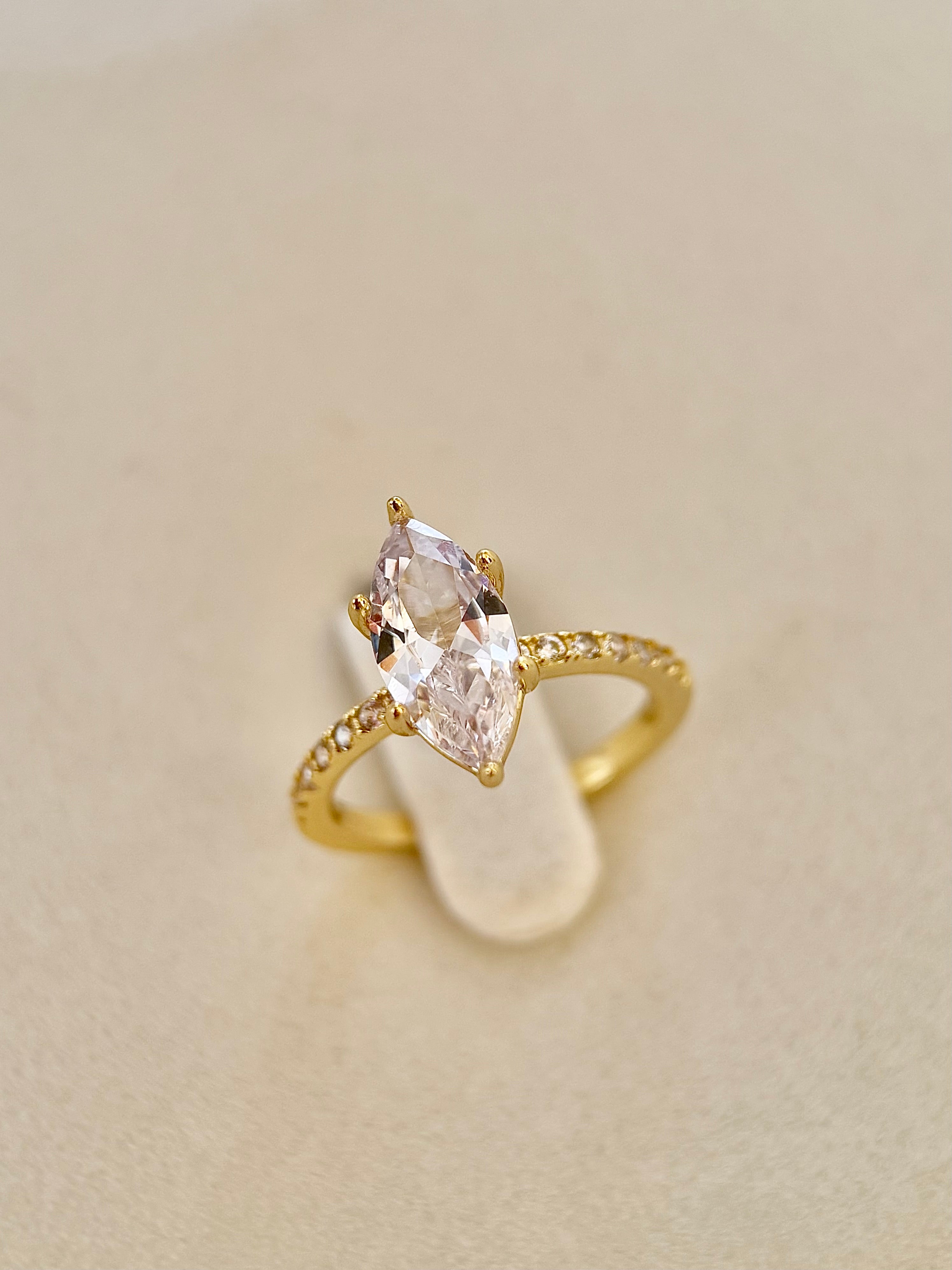 Anillo compromiso corte Marquesa con Baño de Oro