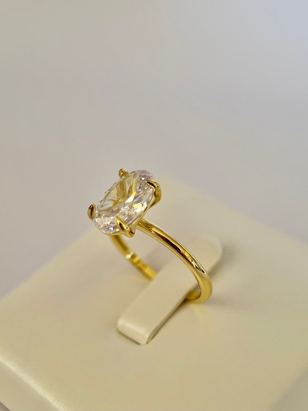 Anillo compromiso Ovalado, Aro Liso, con baño de Oro