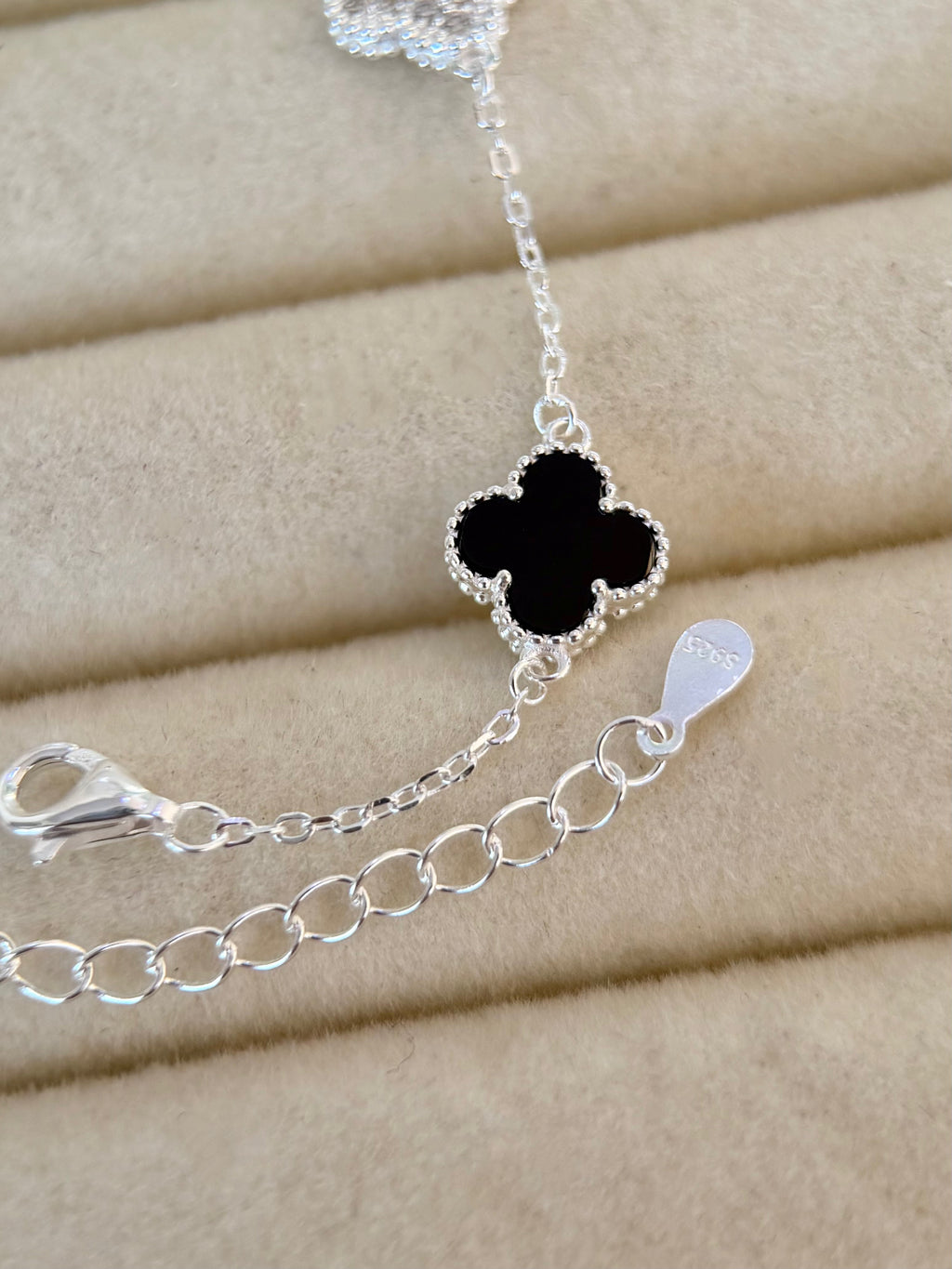 Pulsera Mini Tréboles Negra con Piedras