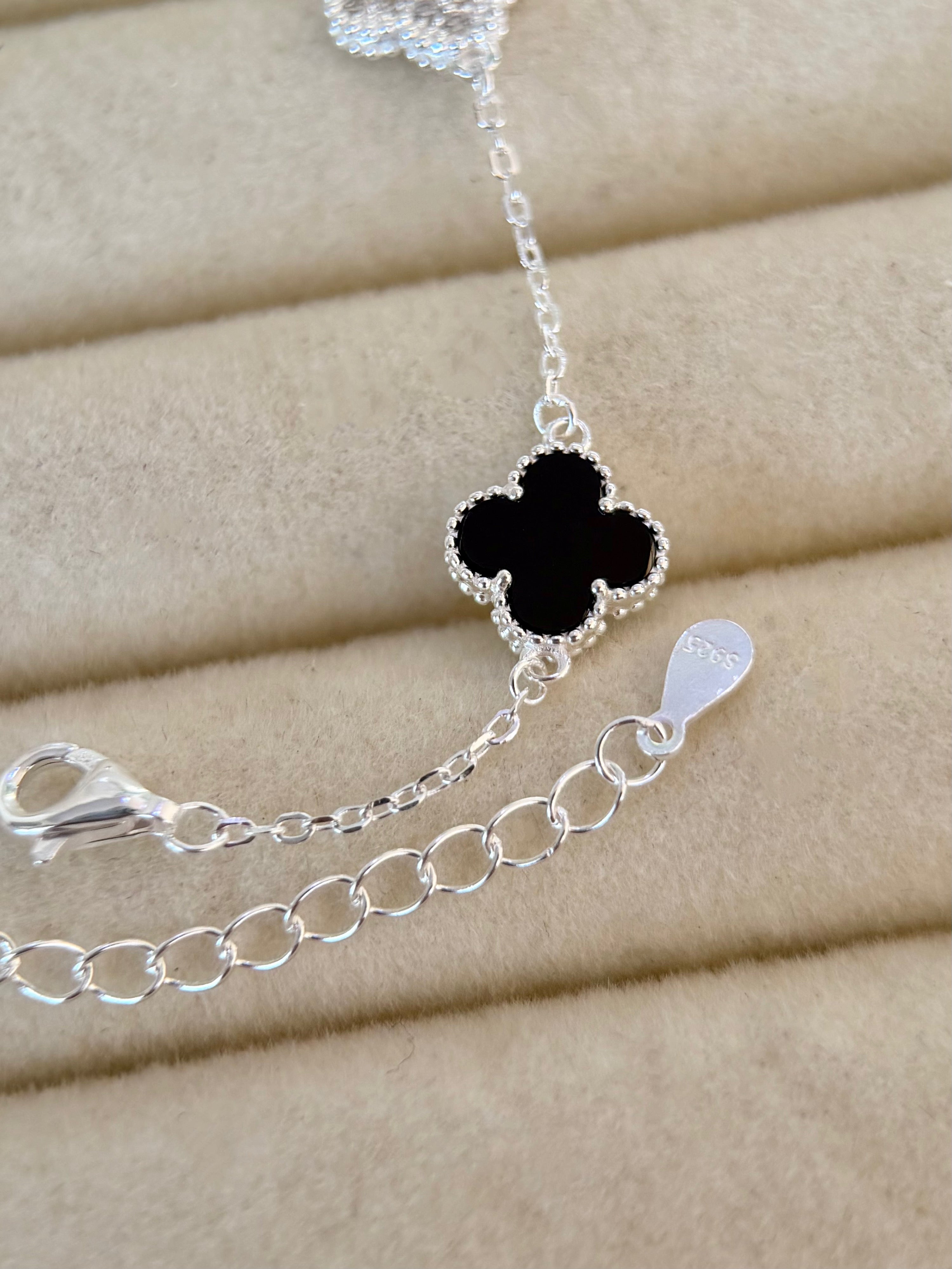 Pulsera Mini Tréboles Negra con Piedras