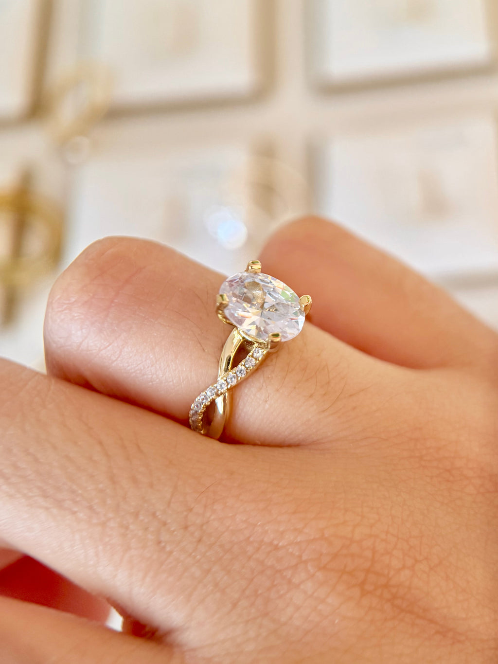 Anillo Compromiso Corte Ovalado Dorado