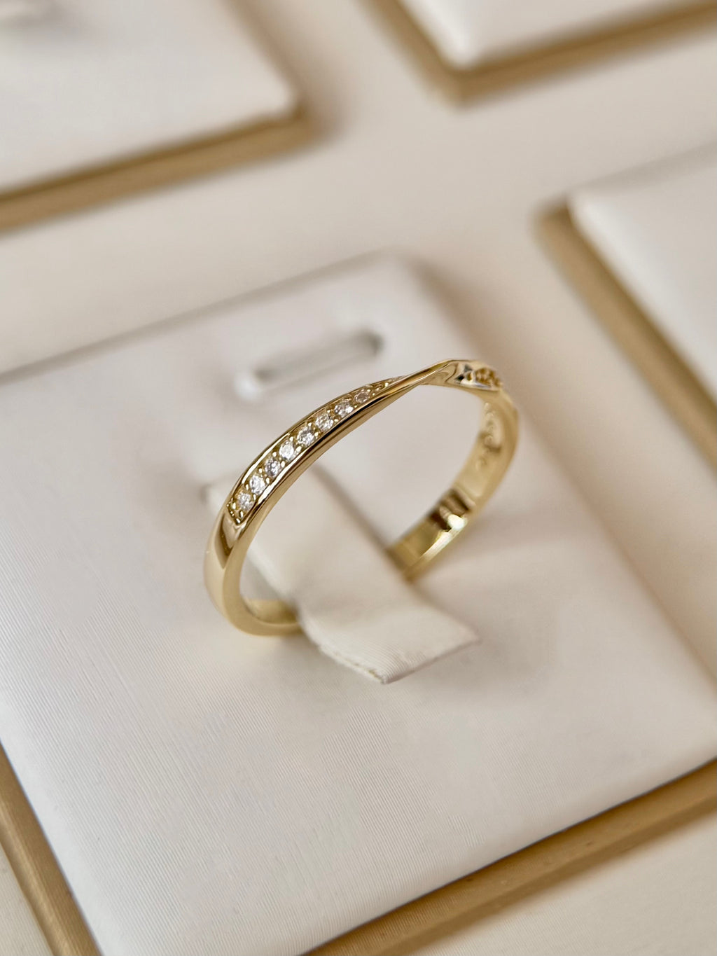 Anillo Alianza con piedras Dorad