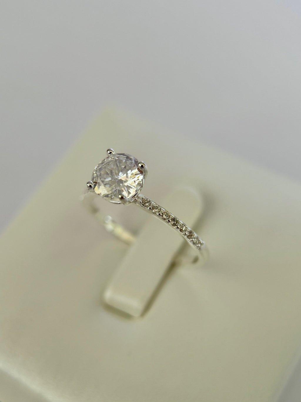 Anillo De Compromiso Corte Redondo
