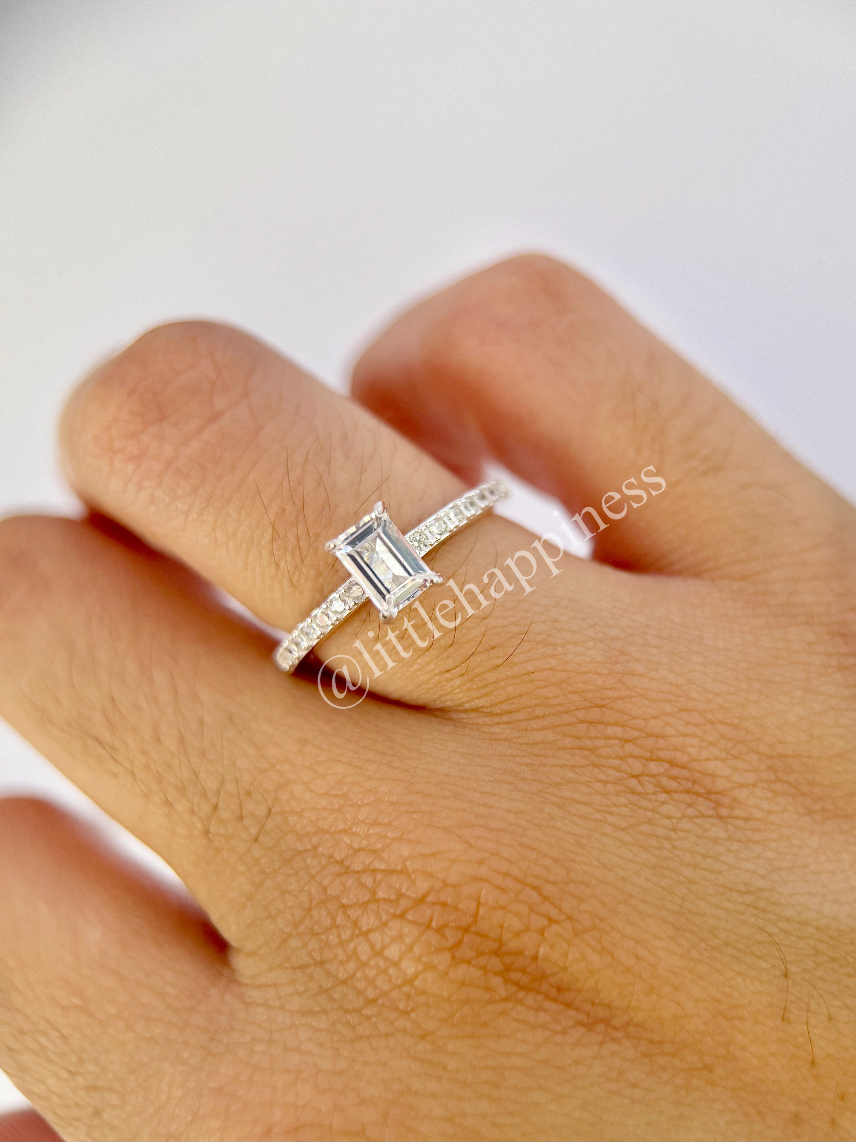Anillo Compromiso Corte Cuadrado, piedra pequeña