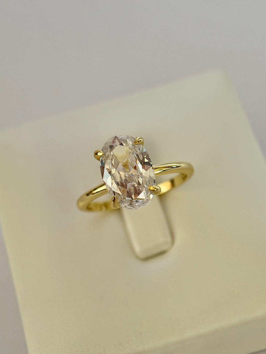 Anillo compromiso Ovalado, Aro Liso, con baño de Oro