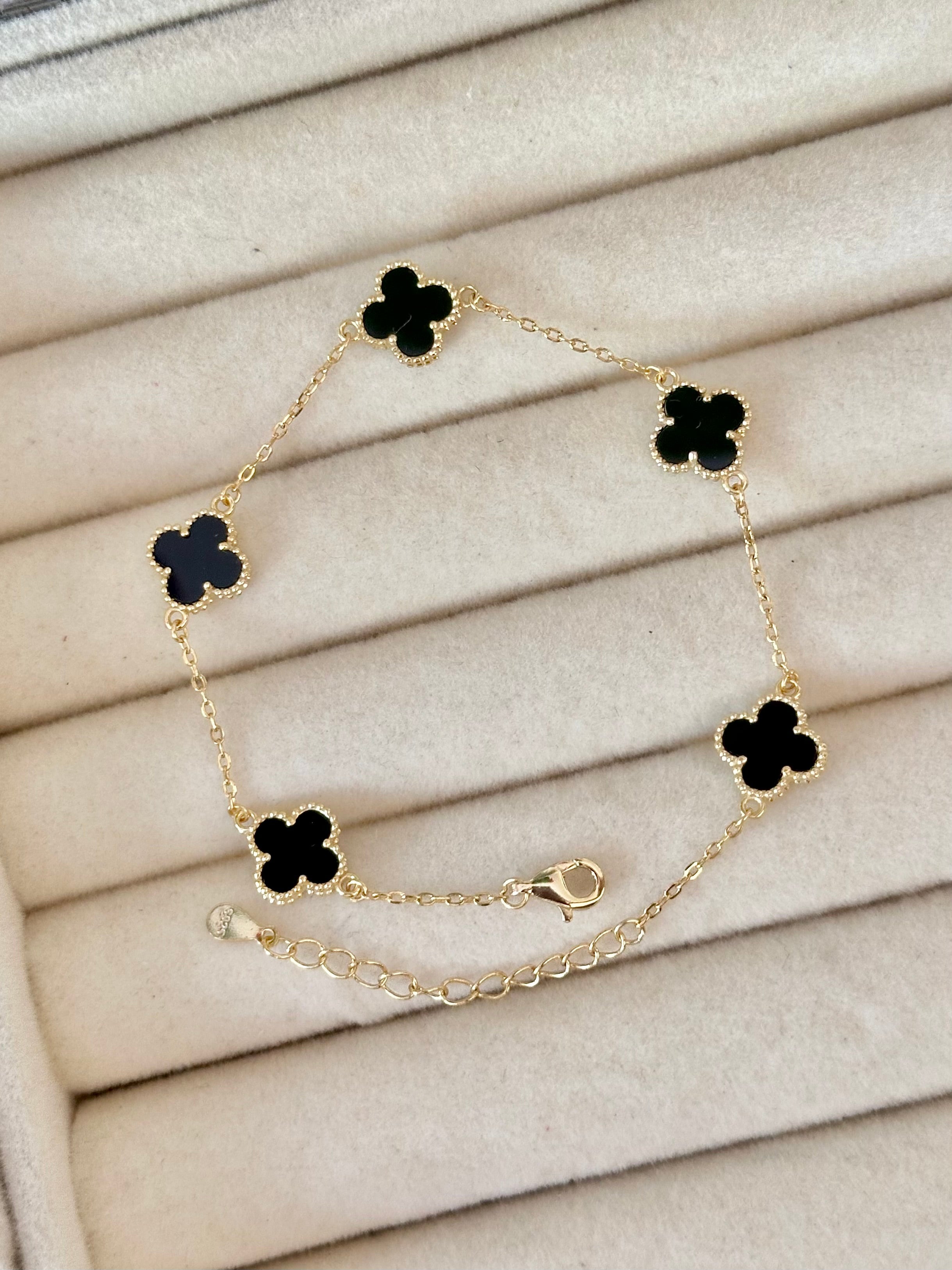 Pulsera Mini Tréboles Negro Con Baño de Oro