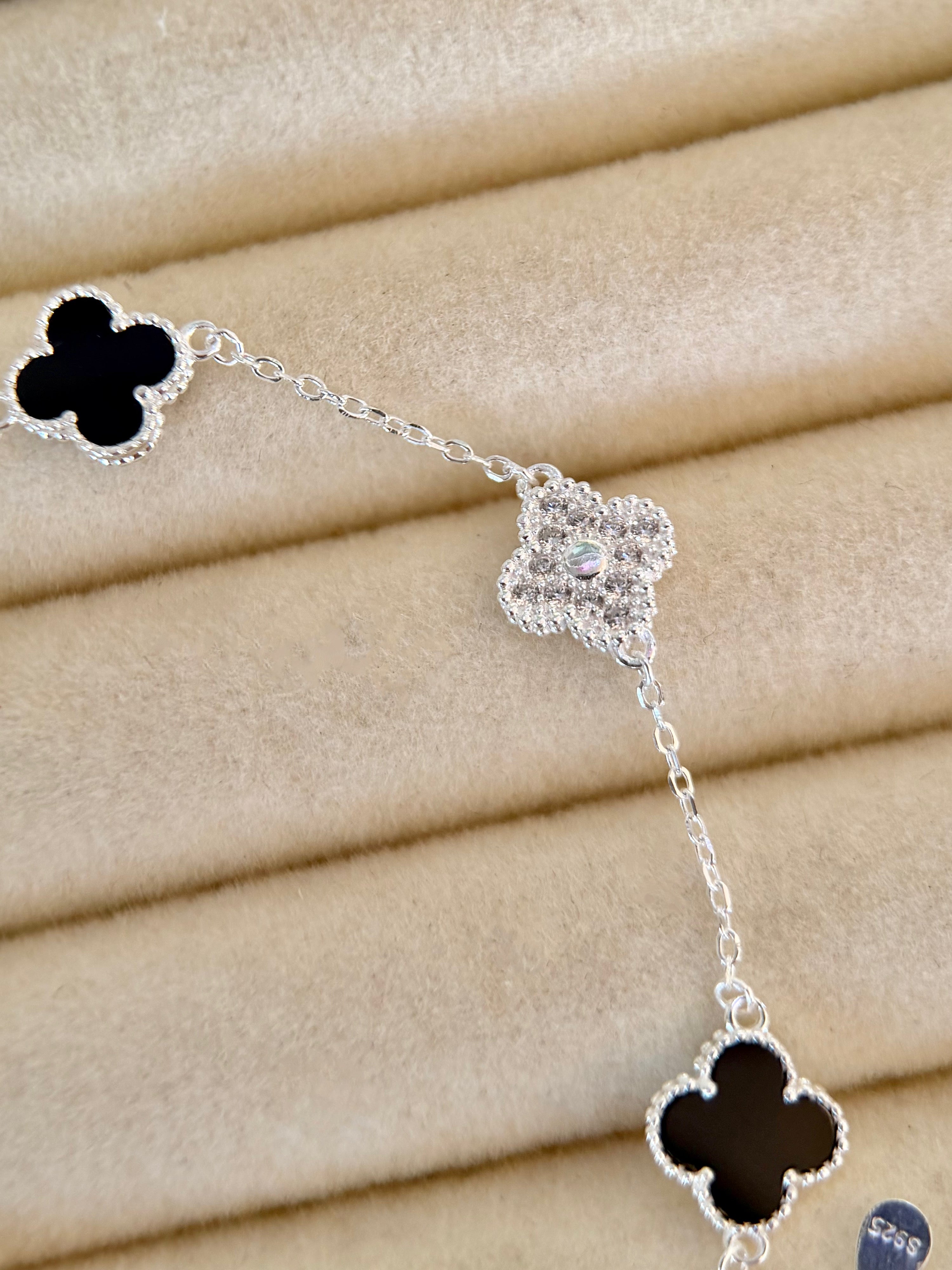 Pulsera Mini Tréboles Negra con Piedras