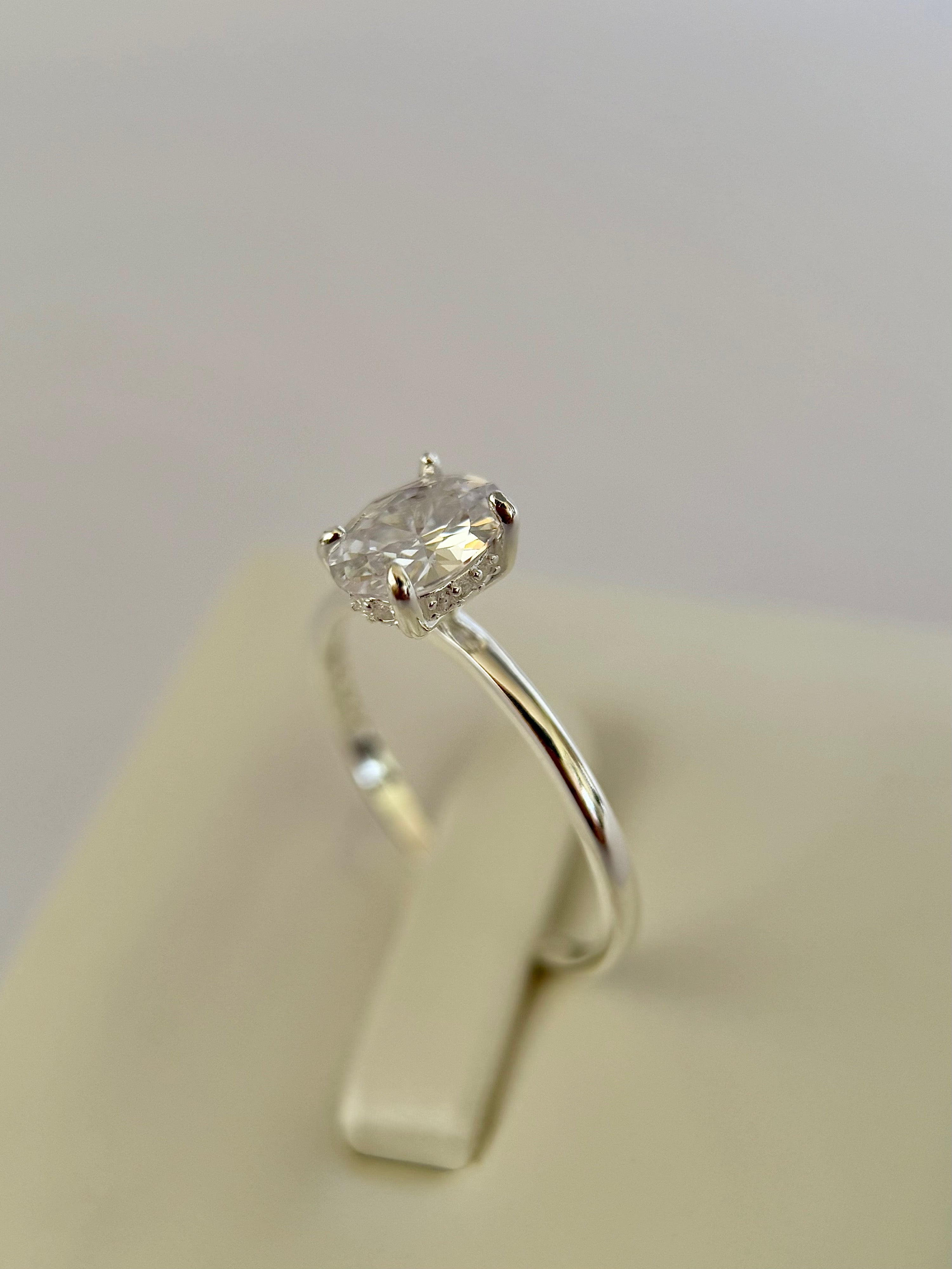 Anillo Compromiso Corte Ovalado Pequeño