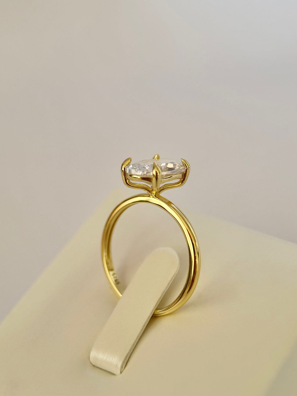 Anillo compromiso Ovalado, Aro Liso, con baño de Oro
