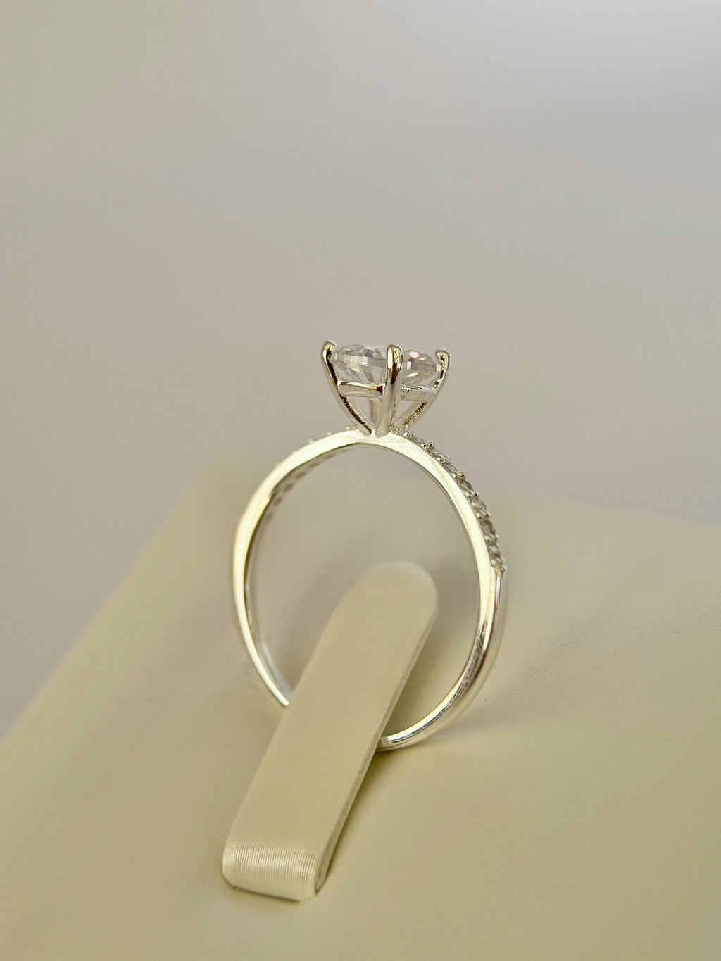Anillo De Compromiso Corte Redondo