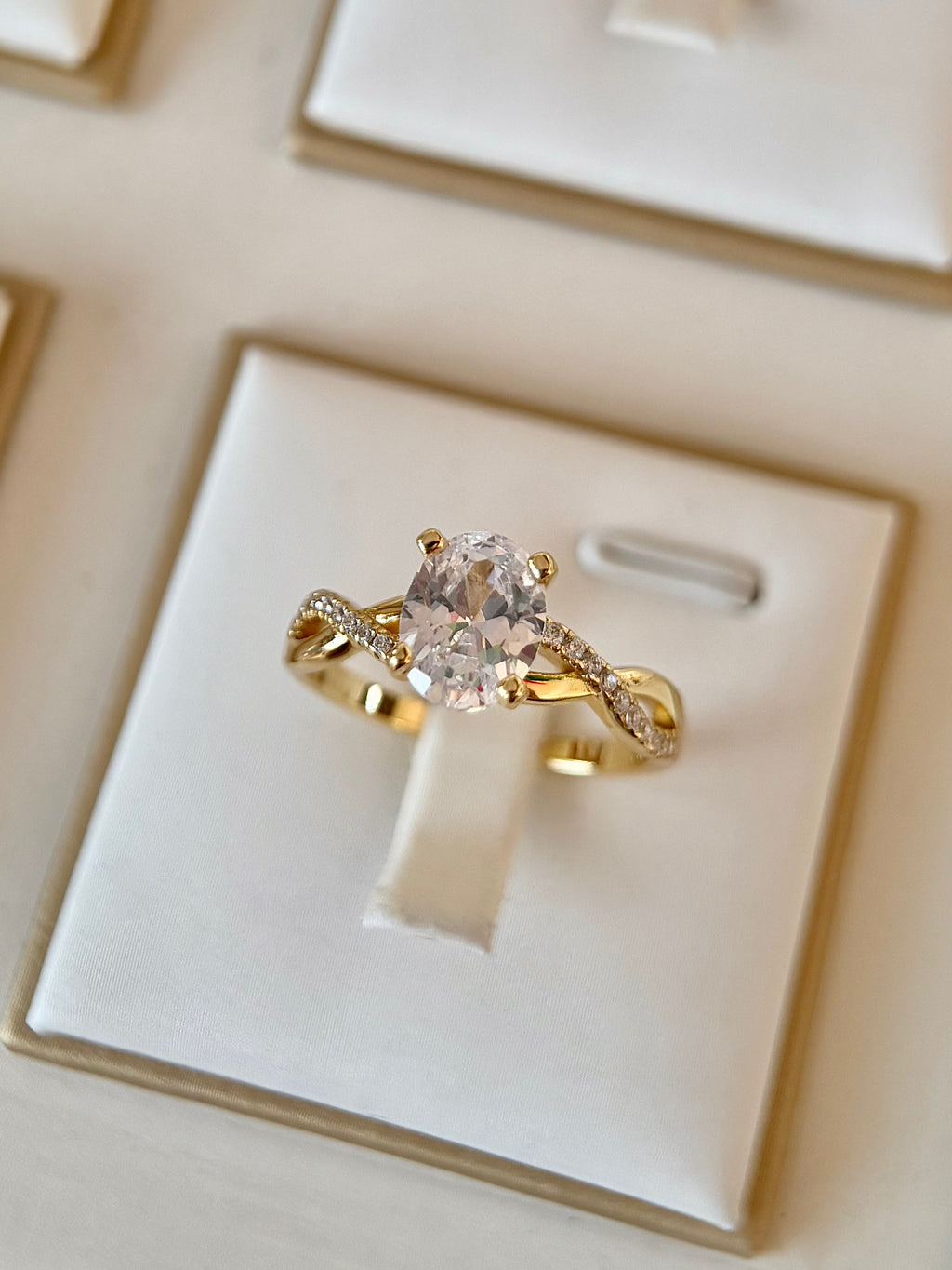 Anillo Compromiso Corte Ovalado Dorado