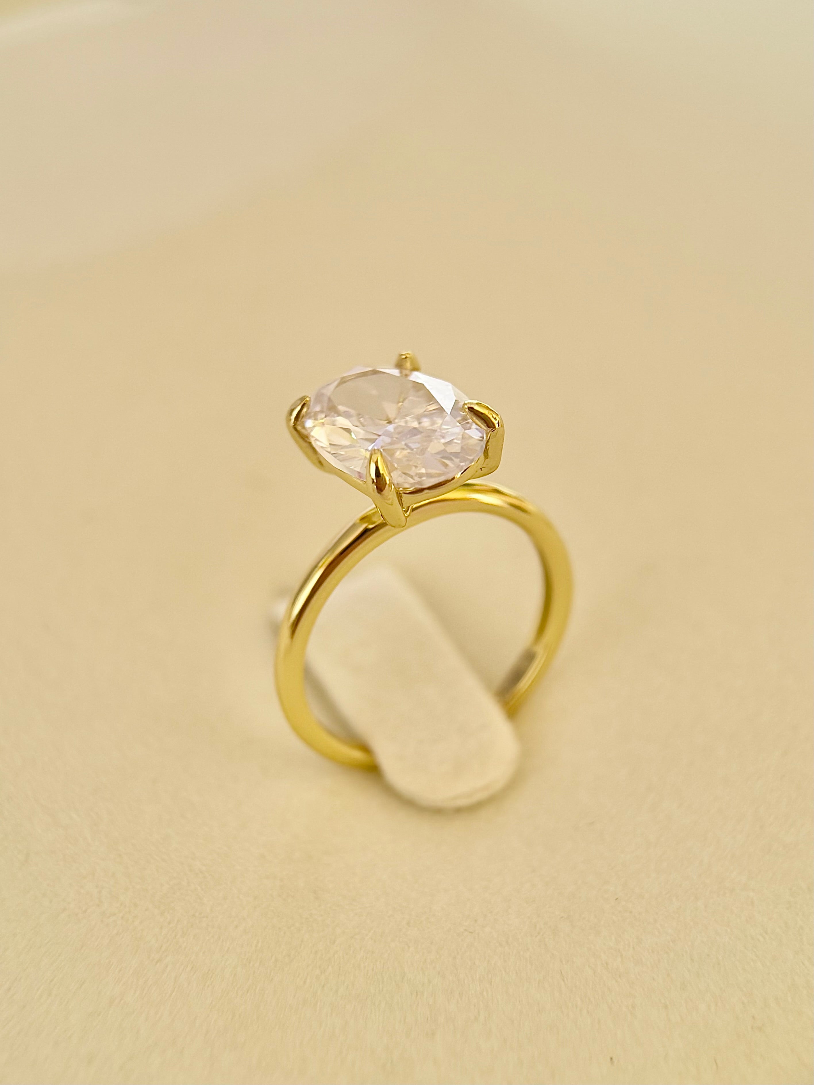 Anillo compromiso Ovalado, Aro Liso, con baño de Oro