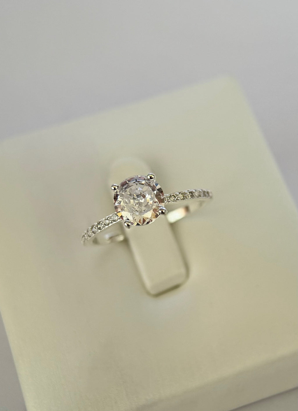 Anillo De Compromiso Corte Redondo