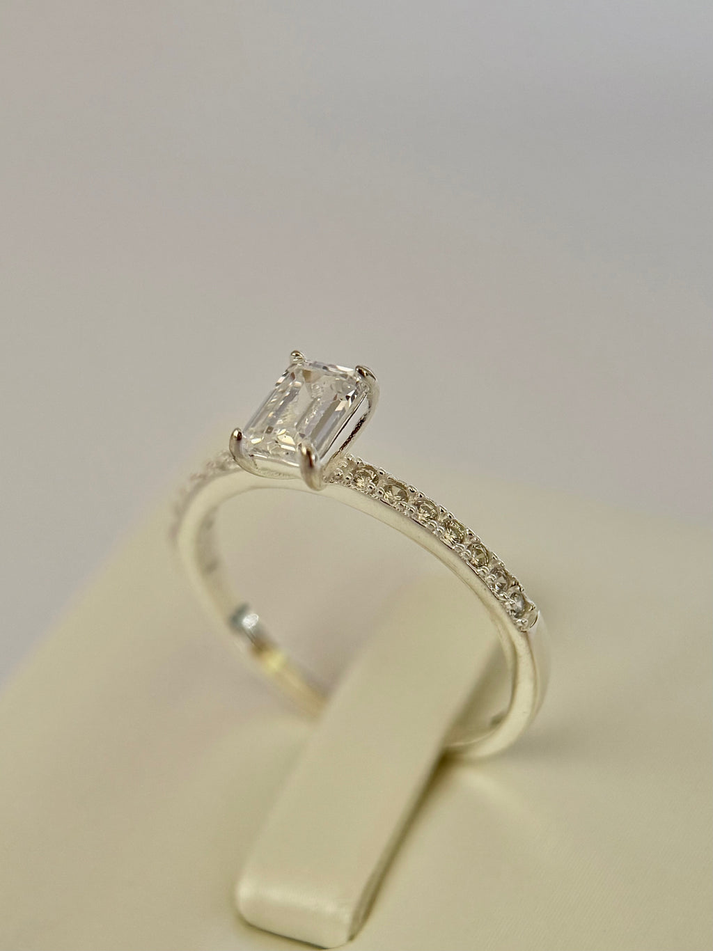 Anillo Compromiso Corte Cuadrado, piedra pequeña