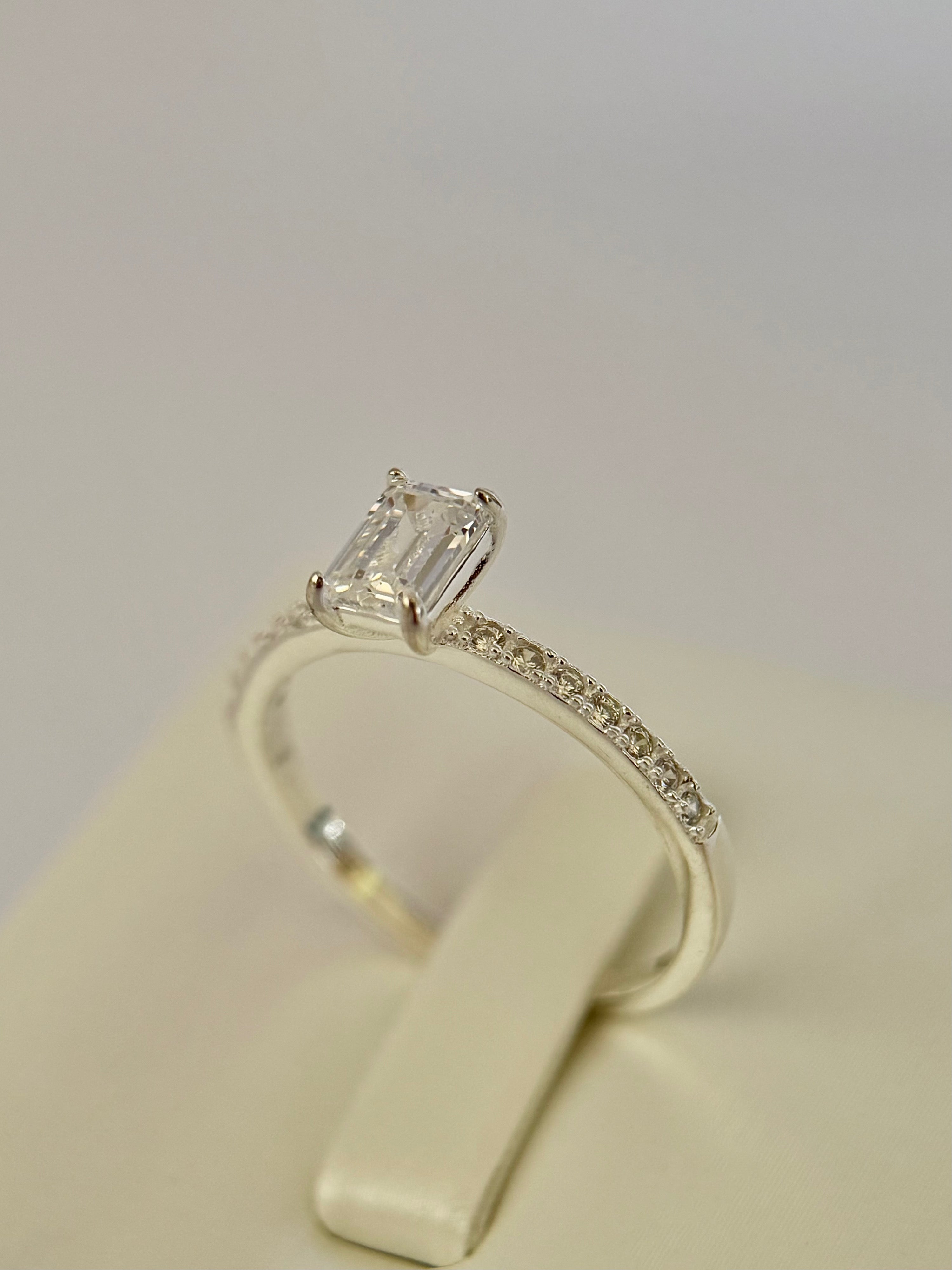 Anillo Compromiso Corte Cuadrado, piedra pequeña