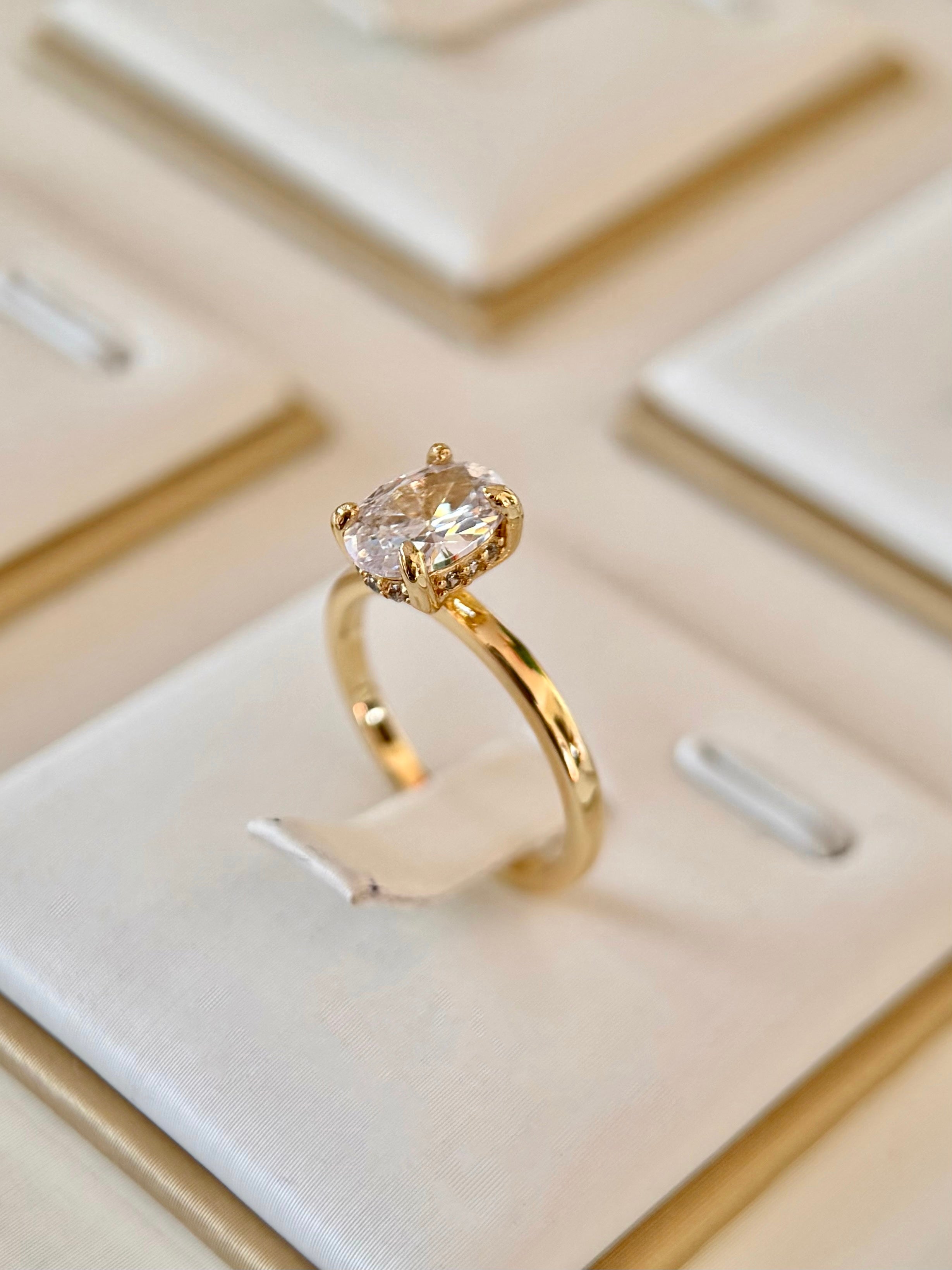 Anillo Compromiso Corte Ovalado Dorado