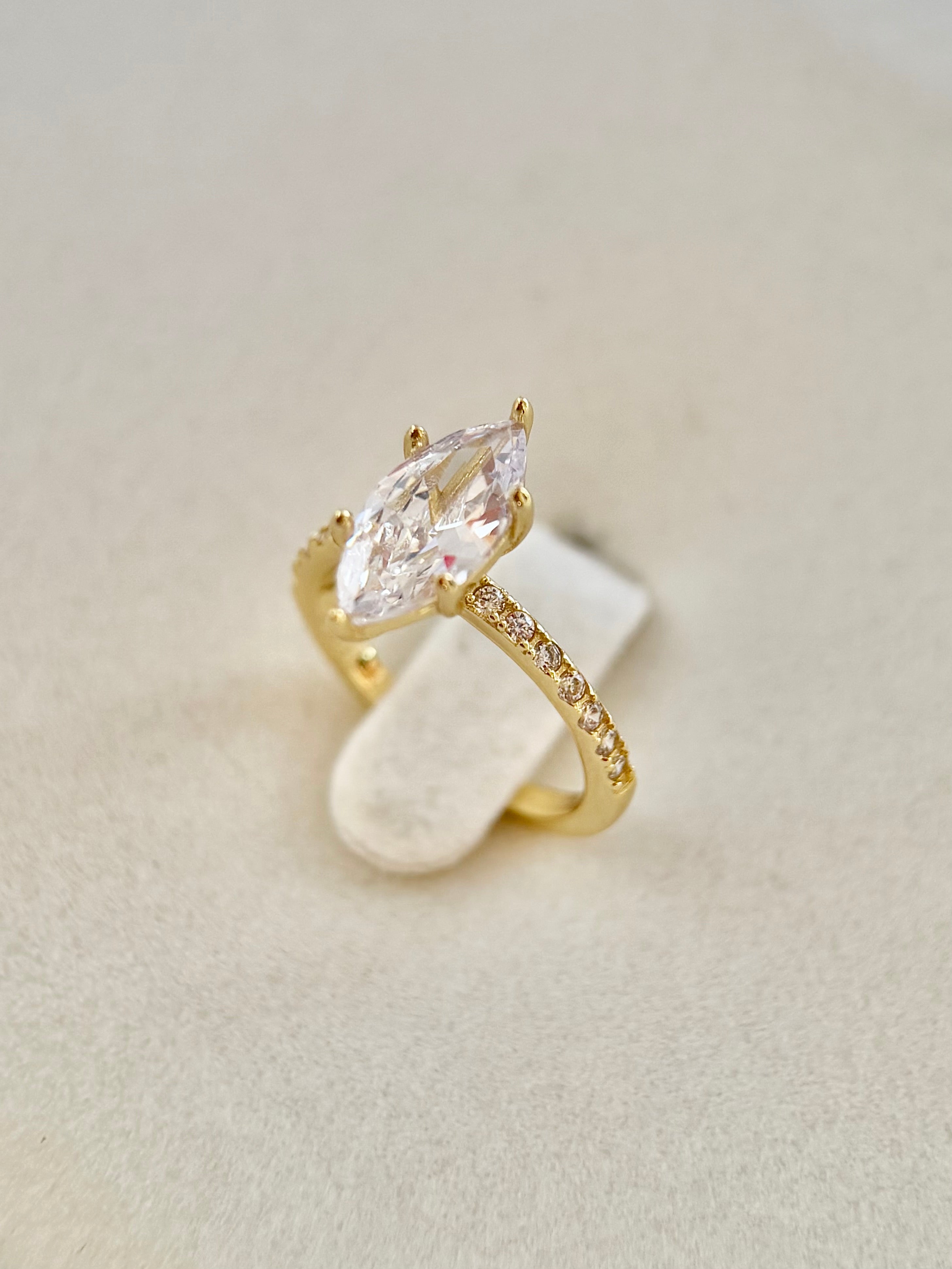 Anillo compromiso corte Marquesa con Baño de Oro
