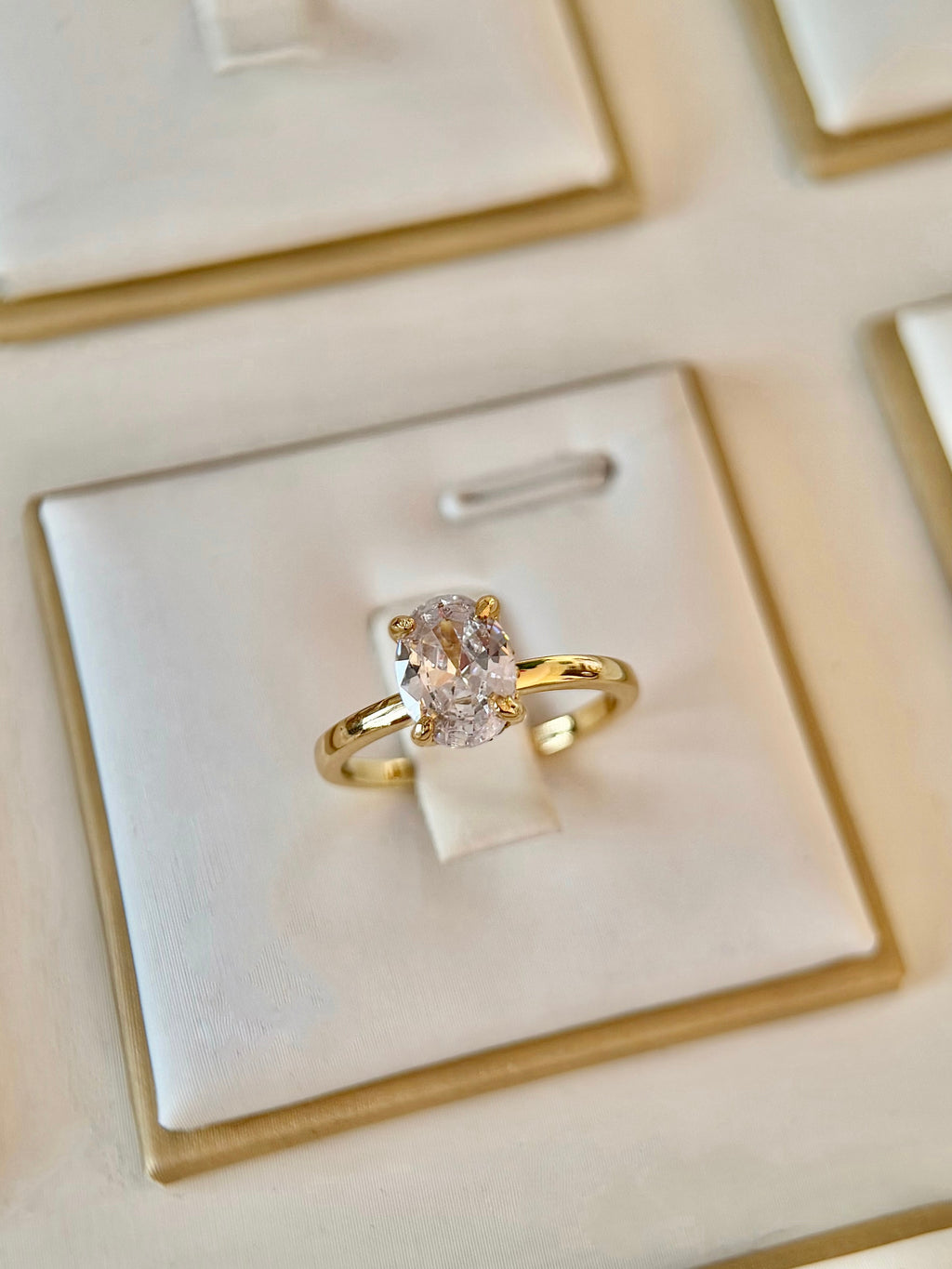 Anillo Compromiso Corte Ovalado Dorado