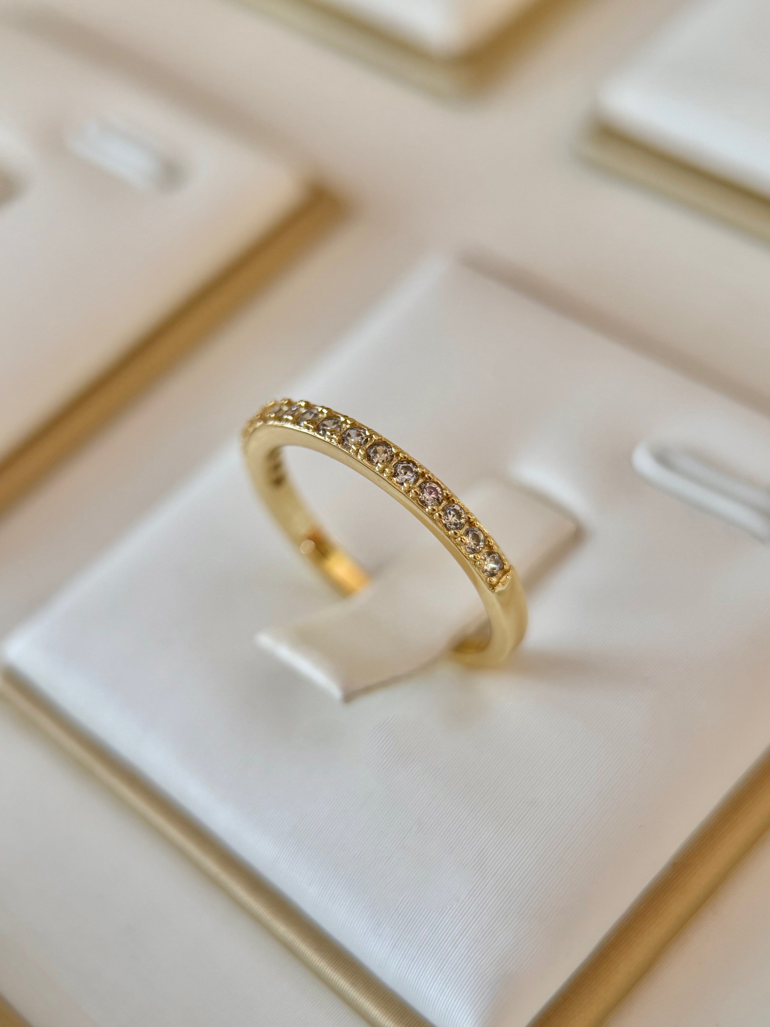 Anillo Alianza Con Piedras Dorado