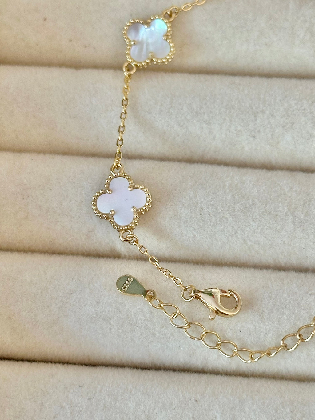 Pulsera Mini Tréboles Blanco con Baño de Oro