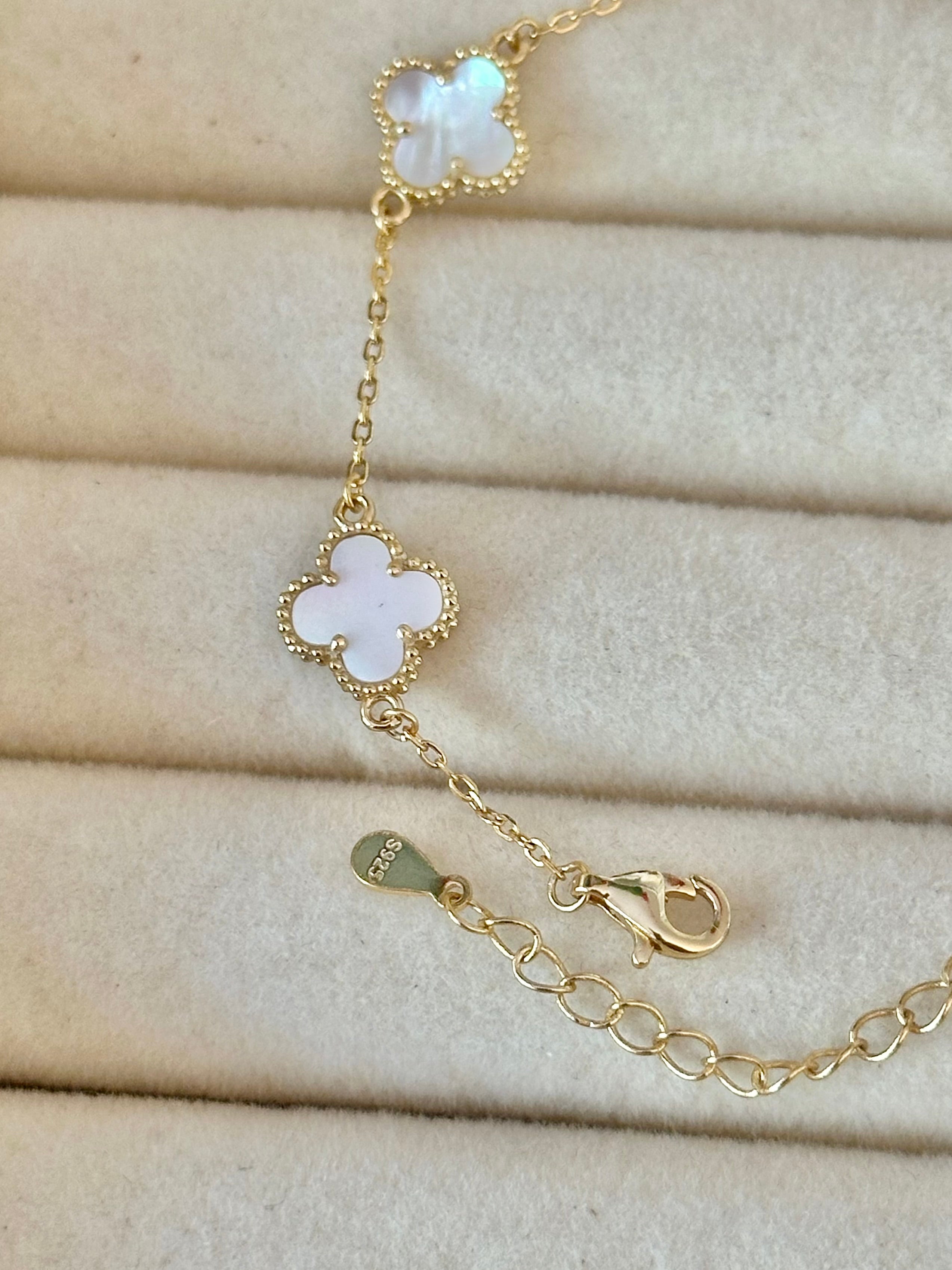 Pulsera Mini Tréboles Blanco con Baño de Oro