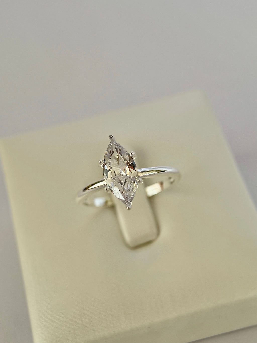 Anillo compromiso Corte Marquesa, aro sin piedras