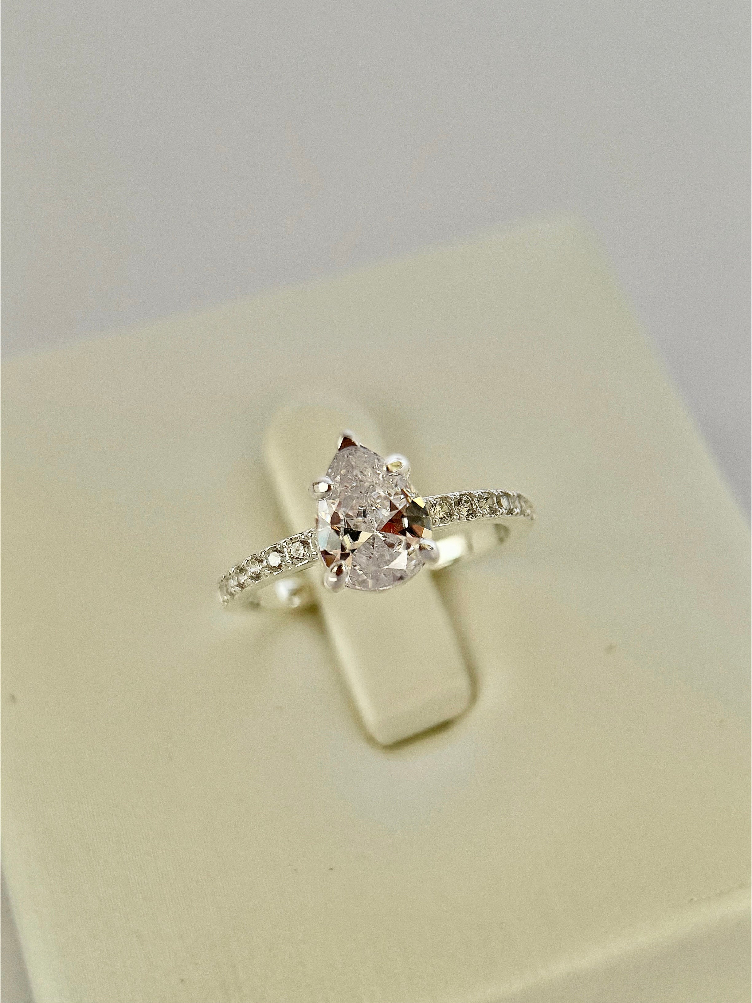 Anillo Compromiso Corte Pera