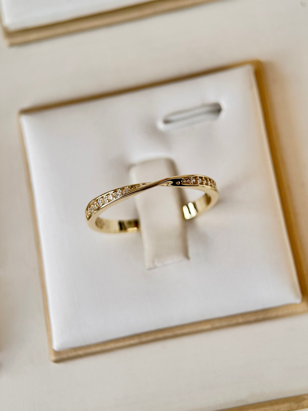 Anillo Alianza con piedras Dorad