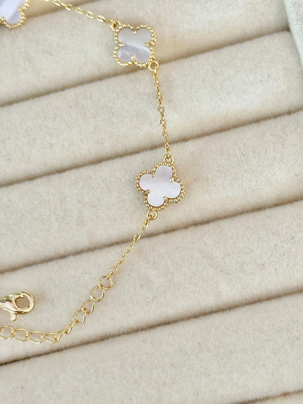 Pulsera Mini Tréboles Blanco con Baño de Oro